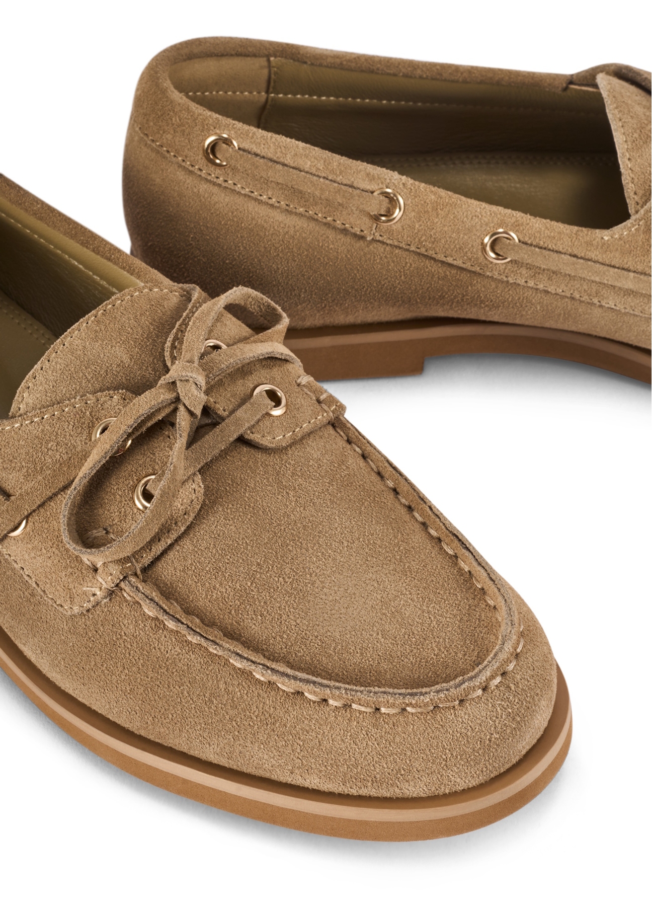 Dámske kožené mokasíny v chladnej béžovej farbe BUTYD-1240-1K(W26), detailný záber produktu na bielom pozadí.