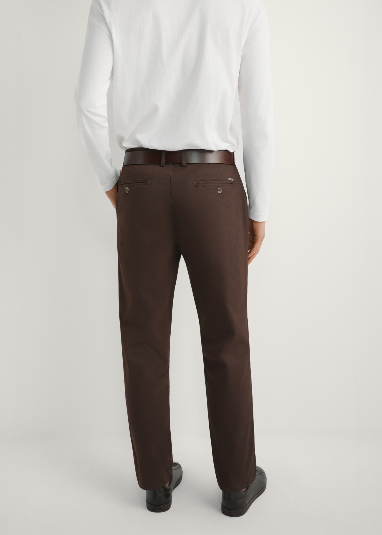 Pánske hnedé nohavice SPOMT-0121-1I(W26) - pohľad na výrobok zozadu na modeli, na svetlom pozadí. Viditeľná polovica siluety.