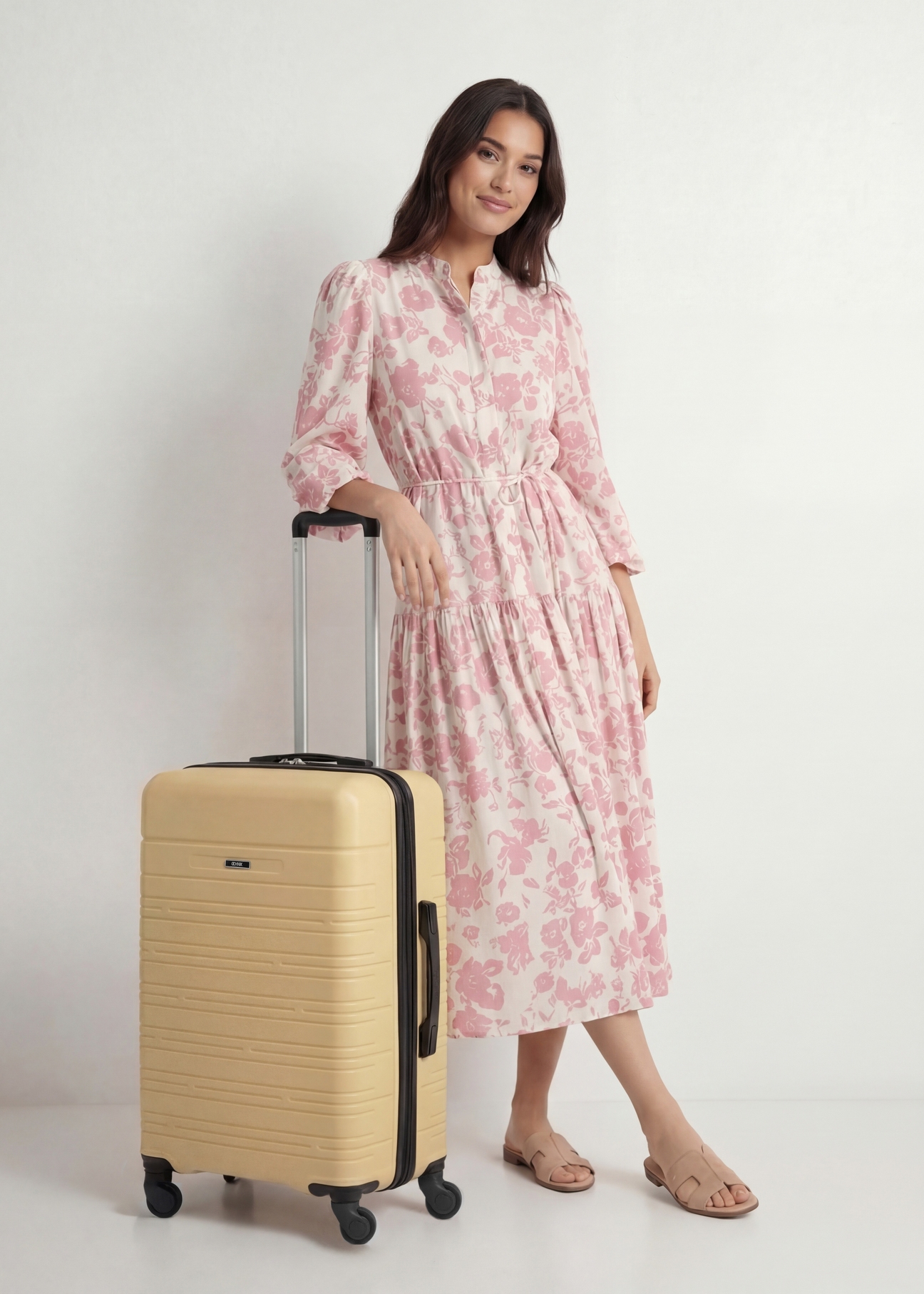 Stredný kufor na kolieskach WALAB-0083-2B-24(W26), diagonálny pohľad na produkt vedľa siluety modelky.