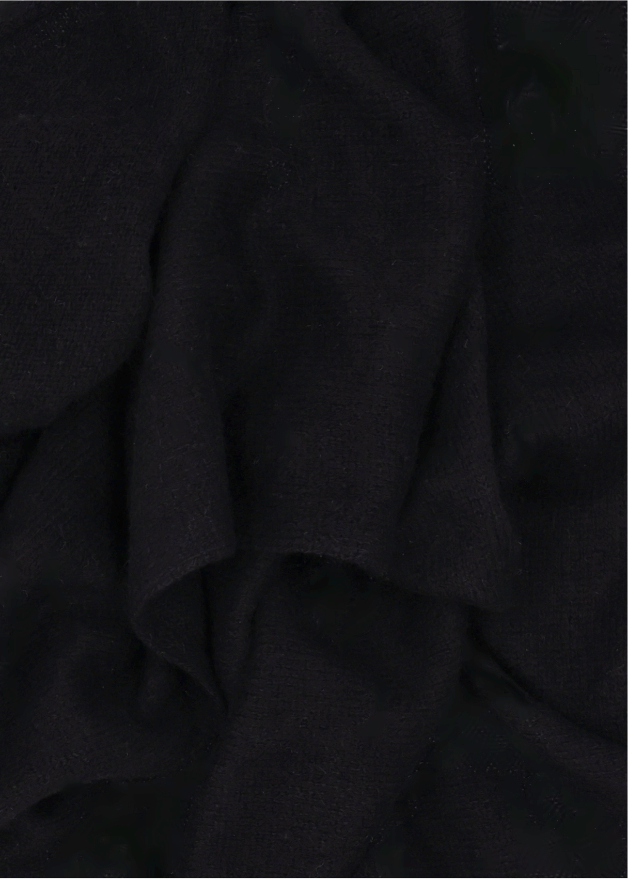 Dámska kašmírová čierna šatka SZADT-0093-99(Z25), detail produktu na bielom pozadí.