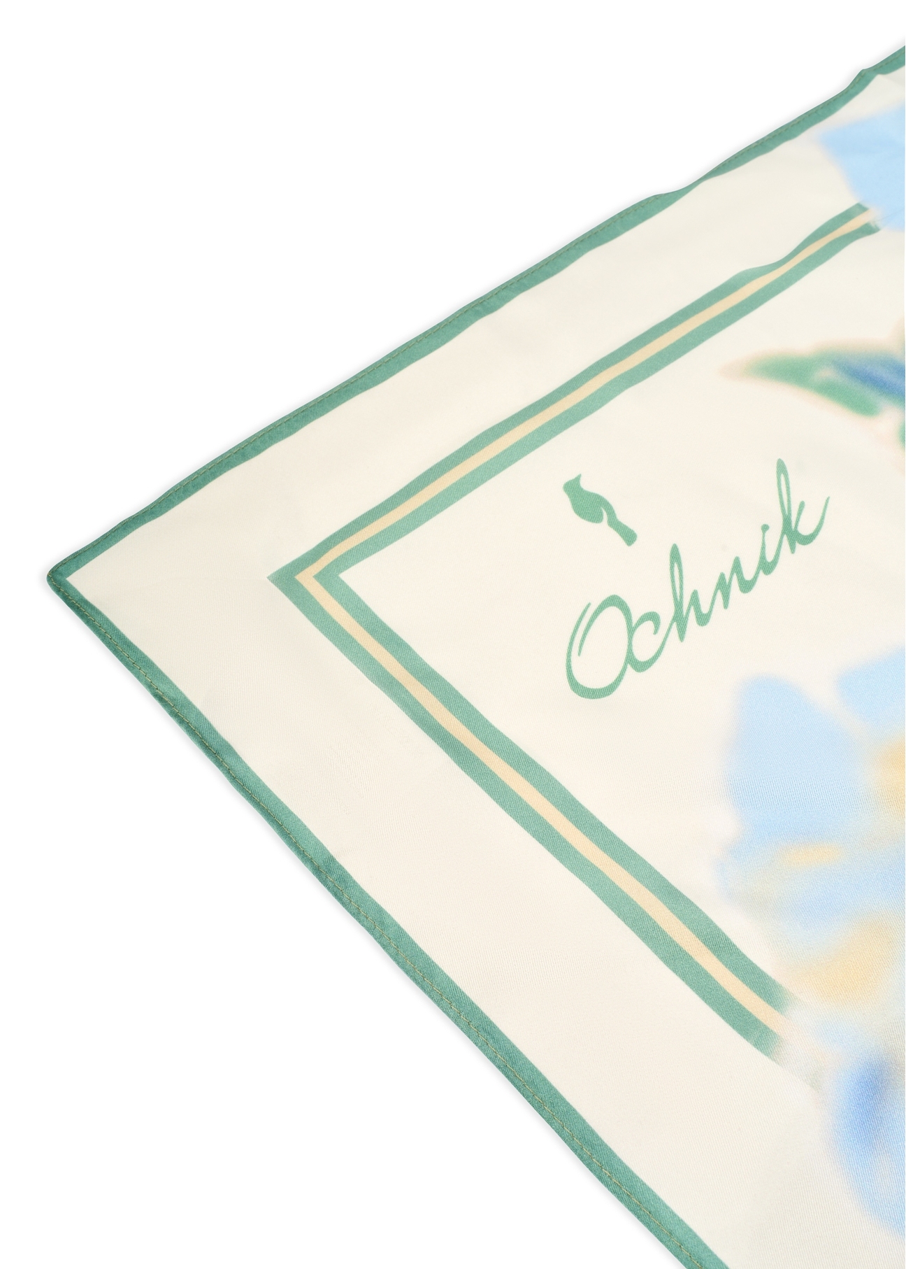 Dámska hodvábna šatka krémovej farby SZADT-0188-7B(W26), detailný záber produktu na bielom pozadí.