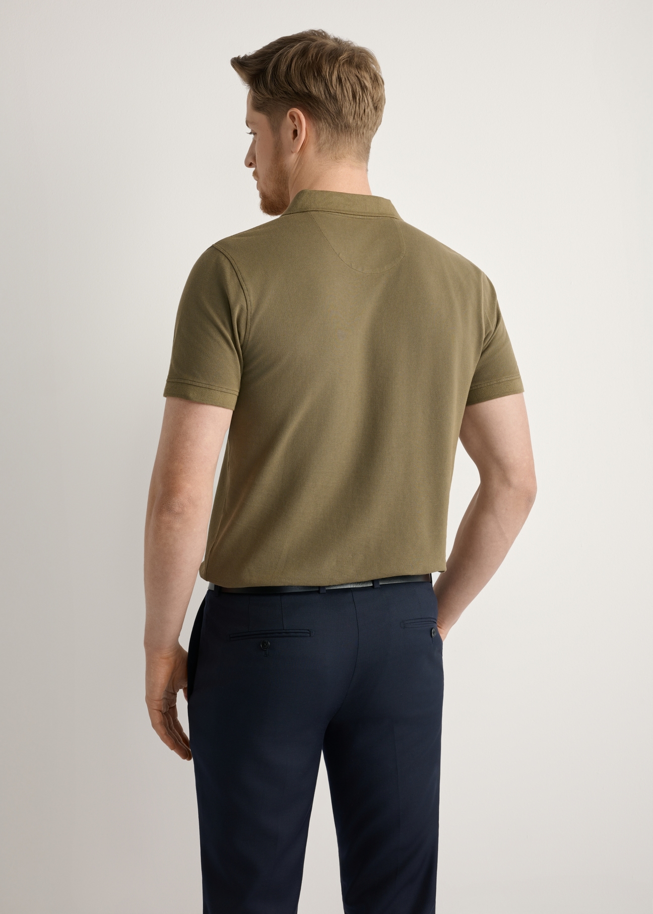 Pánske khaki polo tričko POLMT-0055A-8D(W26), pohľad na produkt zozadu na modelke. Viditeľná polovica siluety.