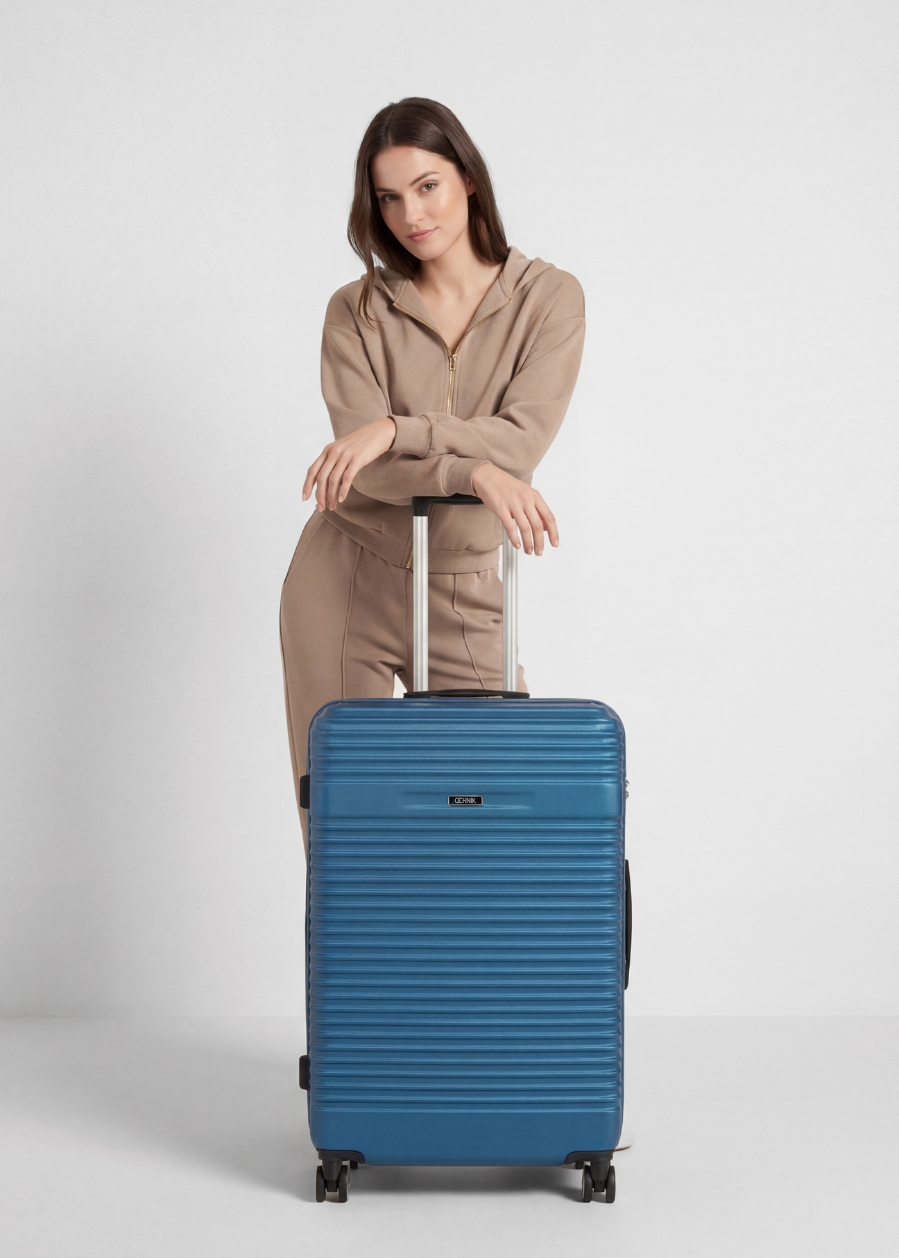 Veľký kufor na kolieskach WALAB-0040-7H-28(W26), pohľad na produkt spredu vedľa modelu, viditeľná je celá silueta.