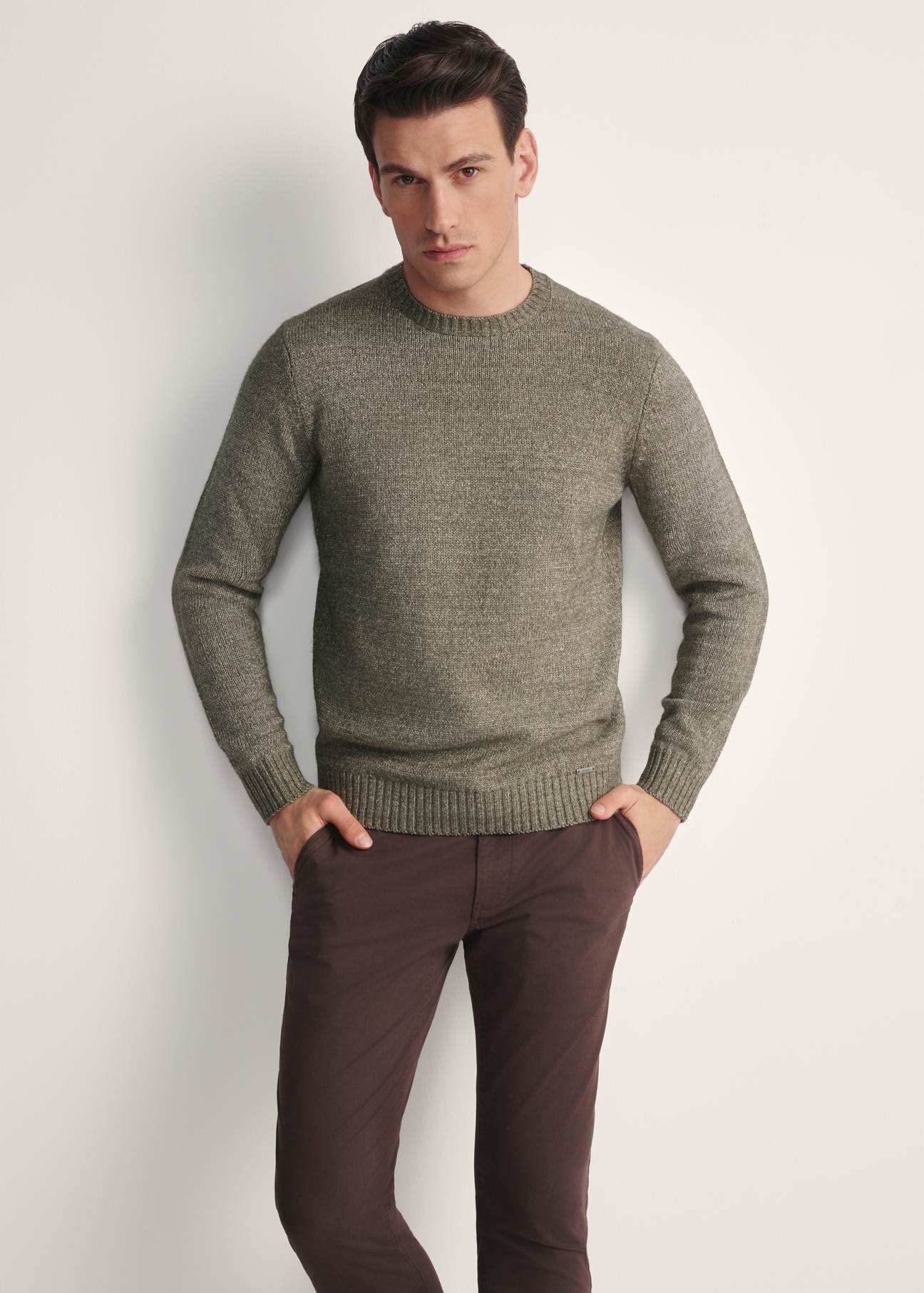Pánsky khaki sveter SWEMT-0170-55(Z25), pohľad spredu na produkt na modelke. Viditeľná polovica siluety.