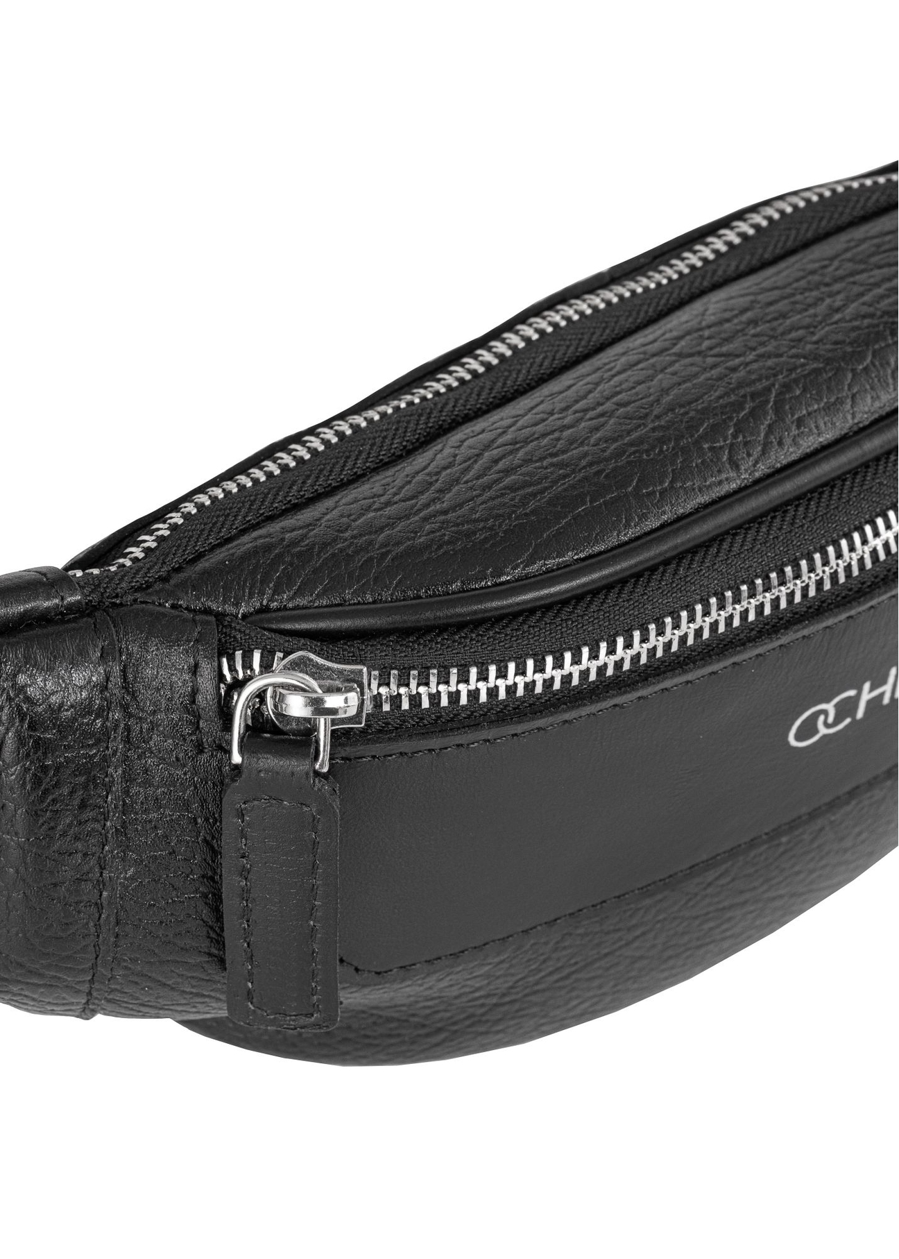 Pánska čierna kožená ľadvinka s logom TORMS-0295A-99(Z25) - detailný záber na bielom pozadí.