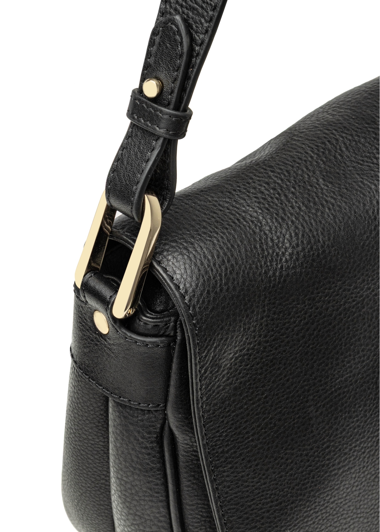 Dámska čierna kožená taška cez rameno TORES-1253-99(W26), detail produktu na bielom pozadí.