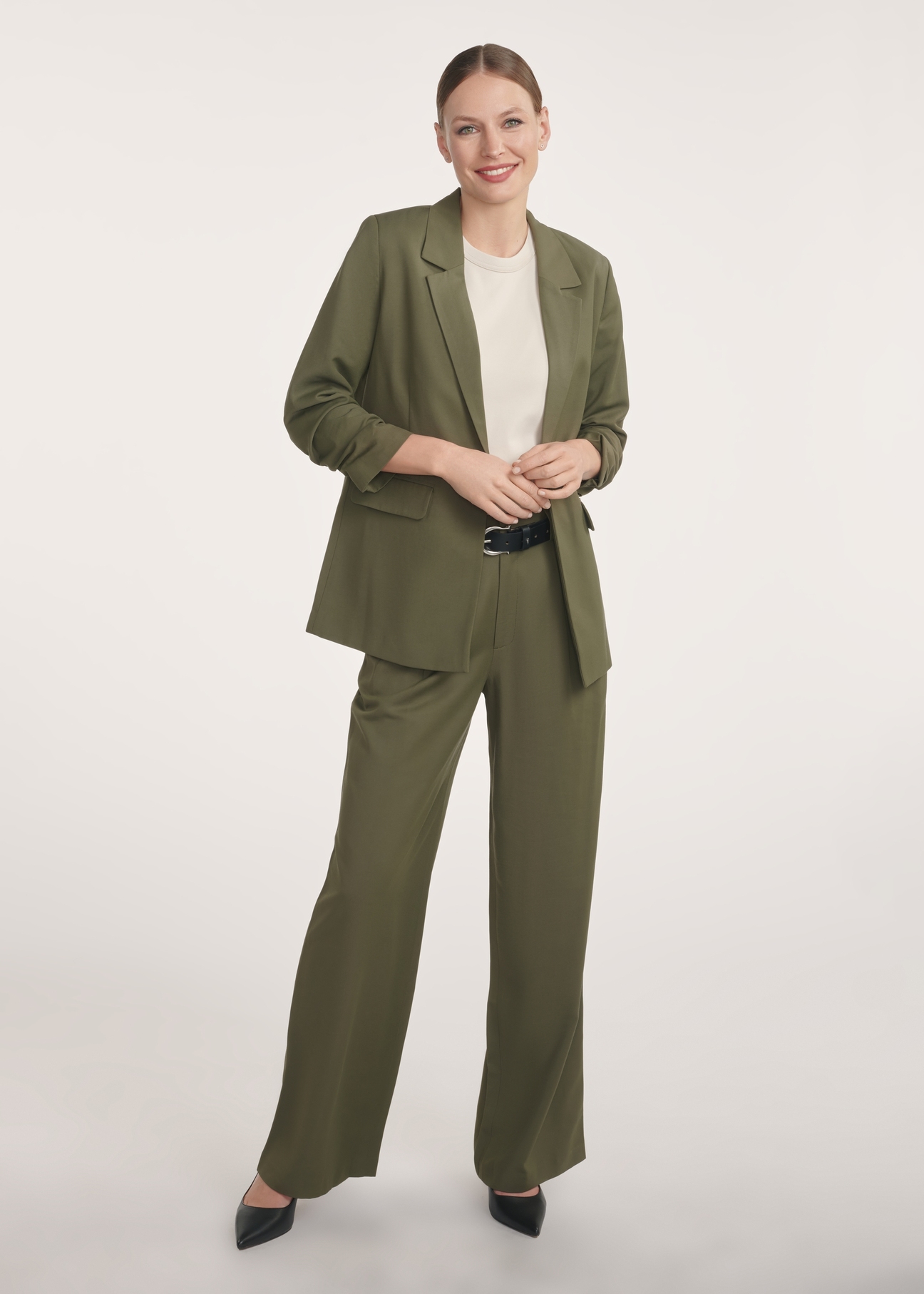 Dámske khaki sako ZAKDT-0043-55(Z25), pohľad spredu na modelku. Viditeľná je celá silueta.