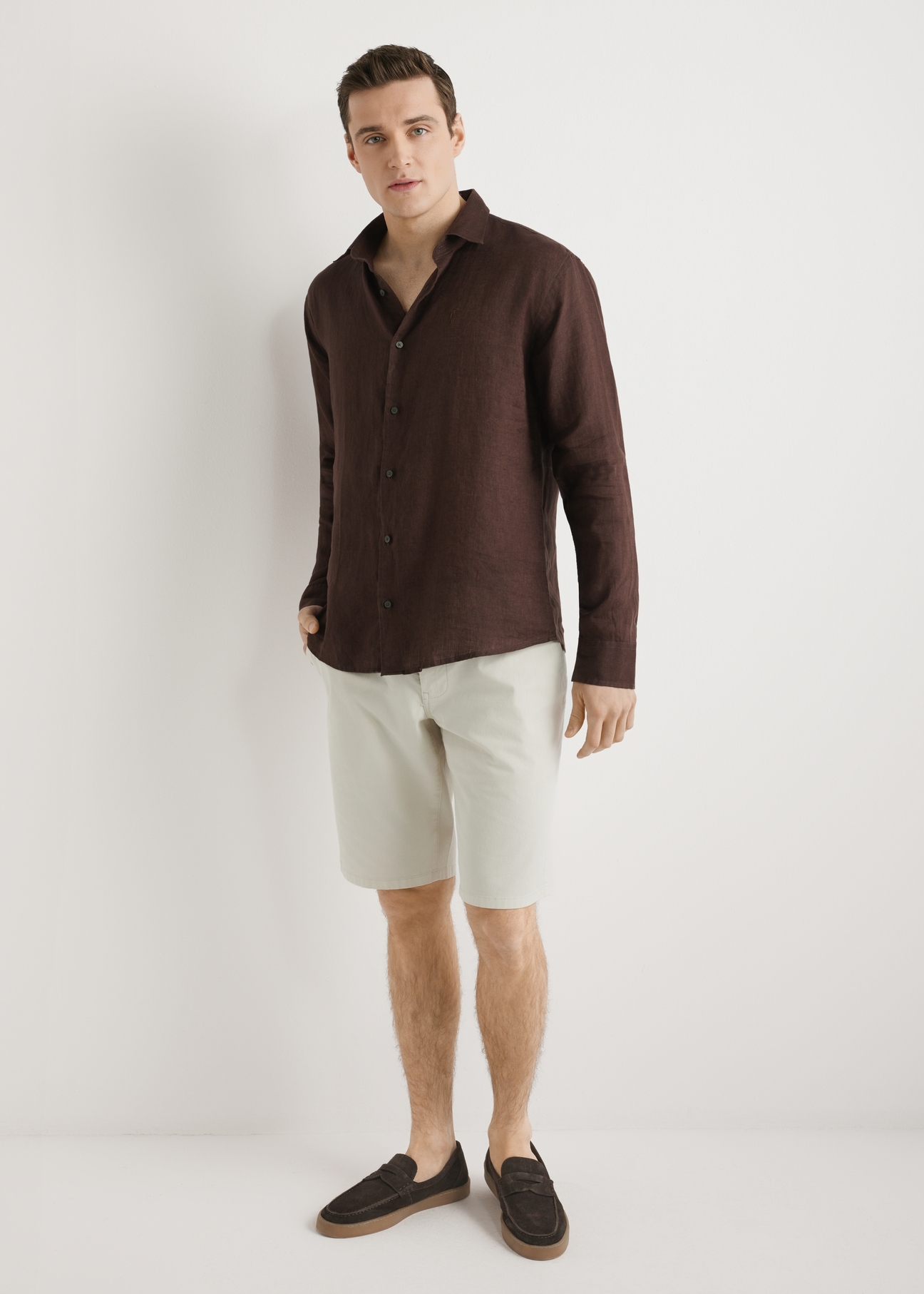 Hnedá pánska ľanová košeľa KOSMT-0321A-1I(W26) - pohľad spredu na produkt, na modelke, na svetlom pozadí. Viditeľná celá silueta.