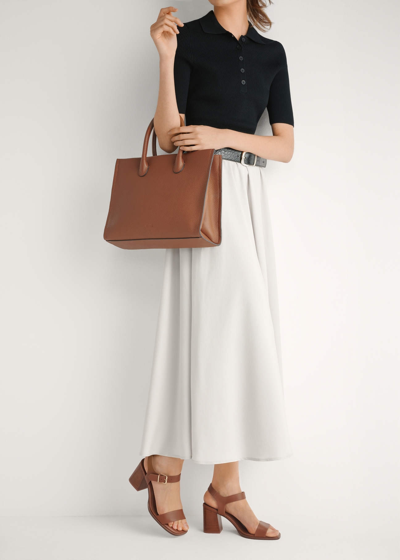 Dámske hnedé kožené sandále BUTYD-1178-1D(W26), bočný pohľad na produkt na nohách modelky.