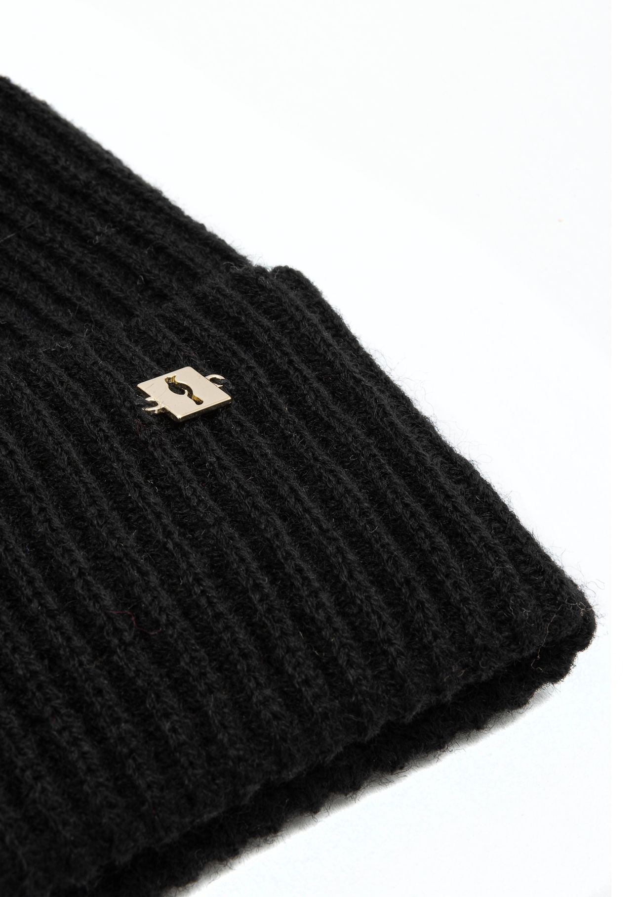 Čierna dámska čiapka s brmbolcom CZADT-0052A-99(Z25), detail produktu na bielom pozadí.