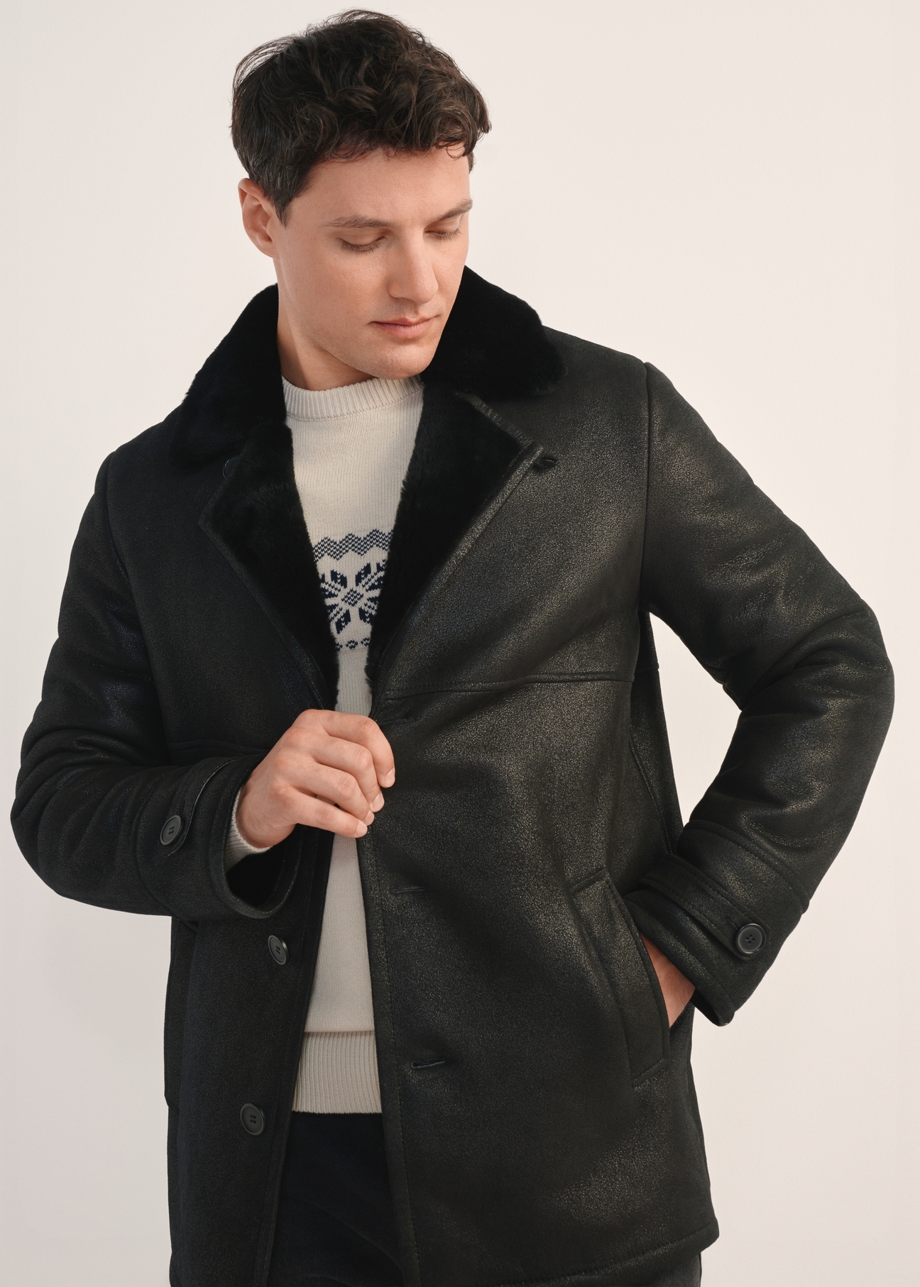 Čierny pánsky kabát z ovčej kože z pravej kože KOZMS-0026-3191(Z25) - pohľad spredu na výrobok, na modeli, na bielom pozadí. Viditeľná polovica siluety.