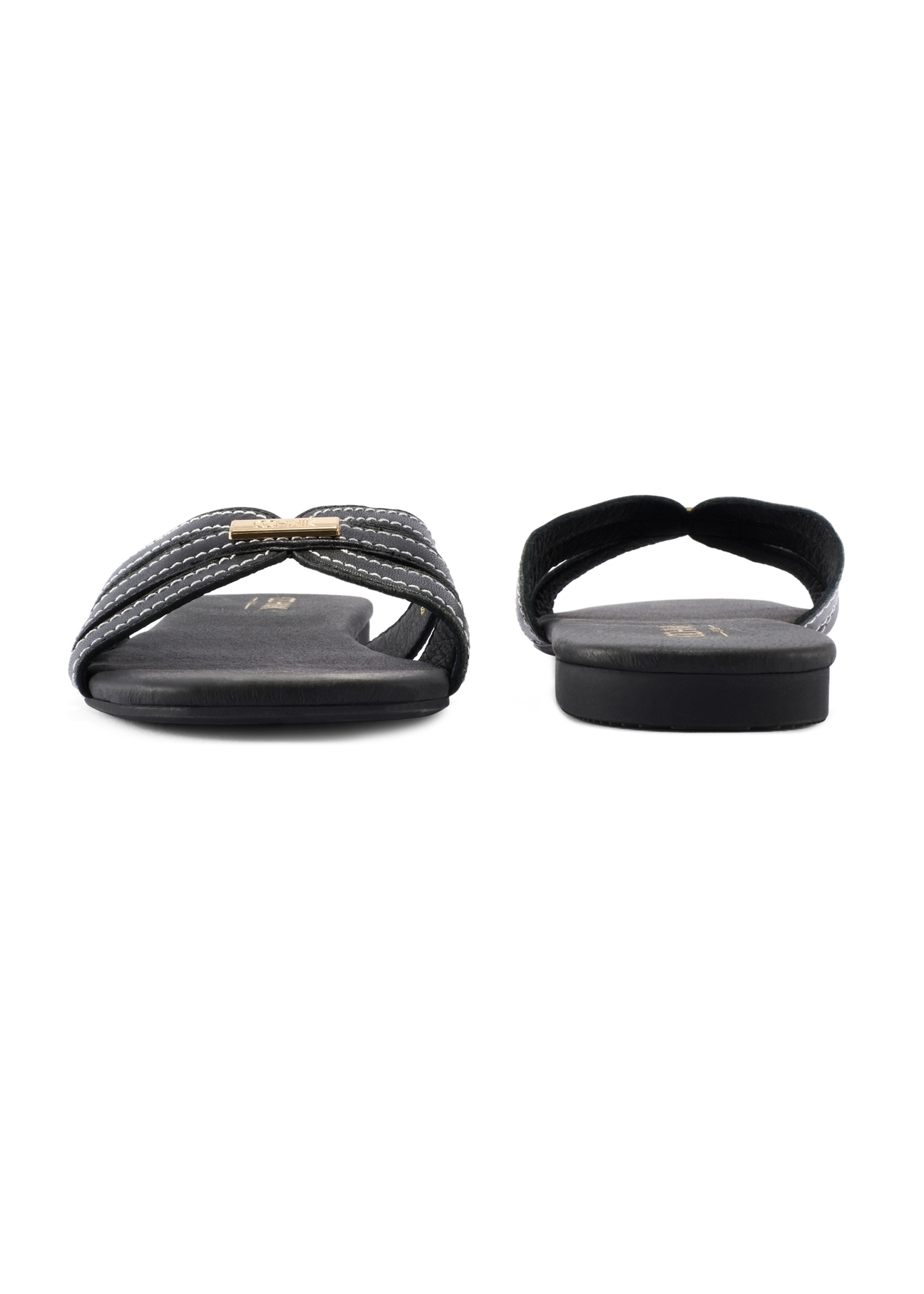 Čierne dámske šľapky s prešívaním BUTYD-1223-99(W26), pohľad spredu a zozadu na výrobok na bielom pozadí.