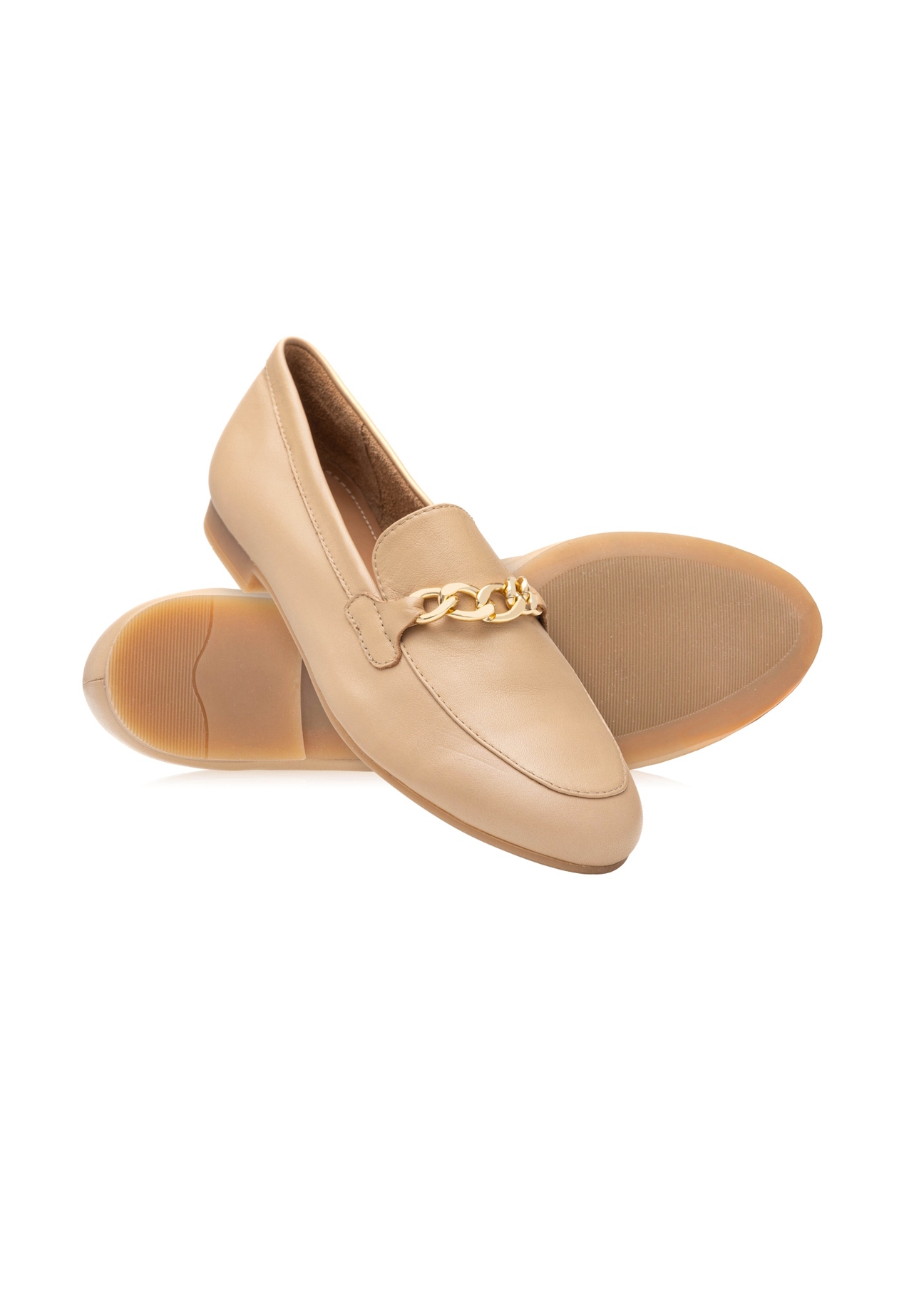 Dámske tmavobéžové kožené mokasíny s retiazkou BUTYD-0914A-1B(W26), diagonálny pohľad na produkt na bielom pozadí.