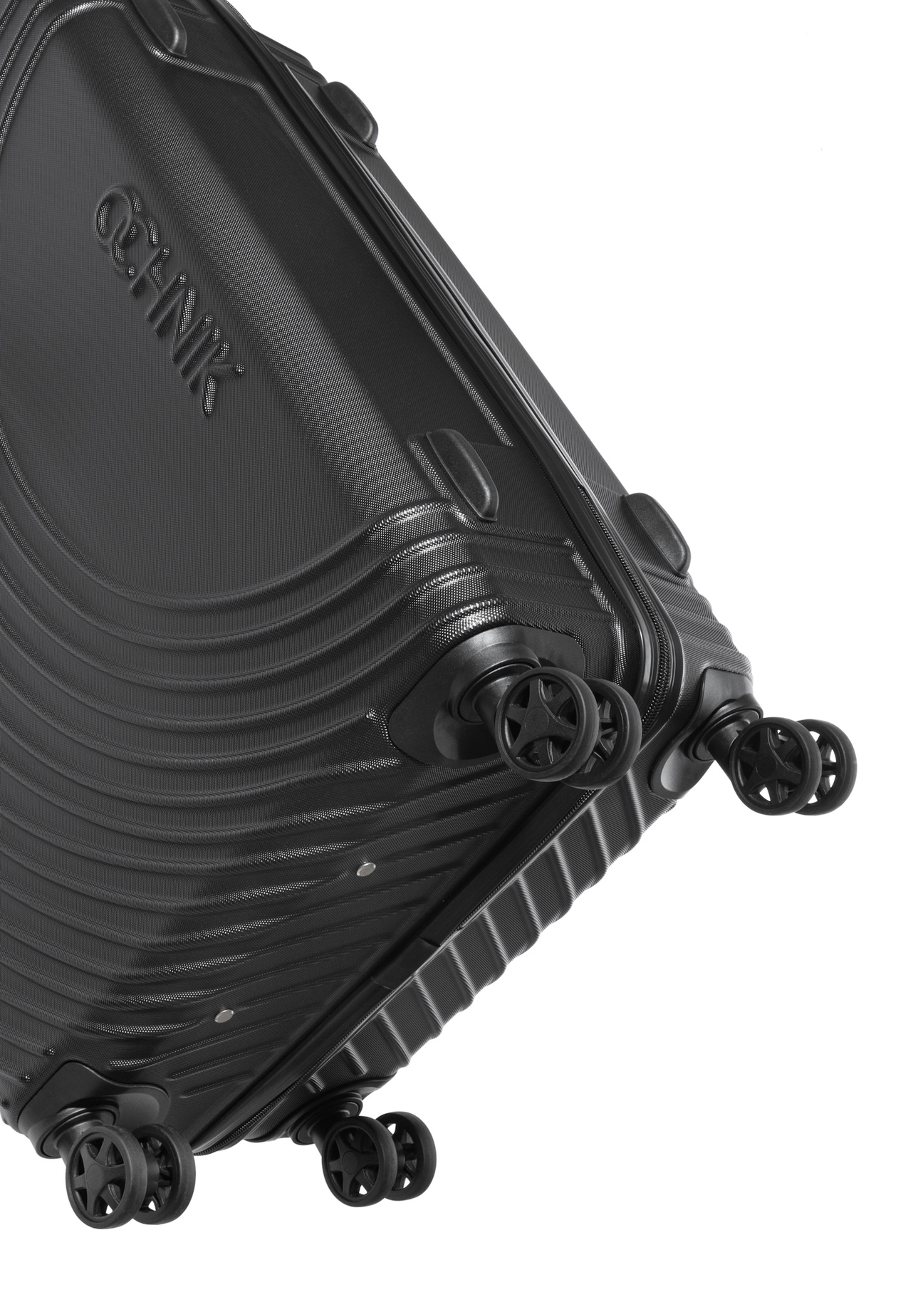 Malý kufor na kolieskach WALAB-0088-99-19(W26), detailný záber na kolieska produktu na bielom pozadí.