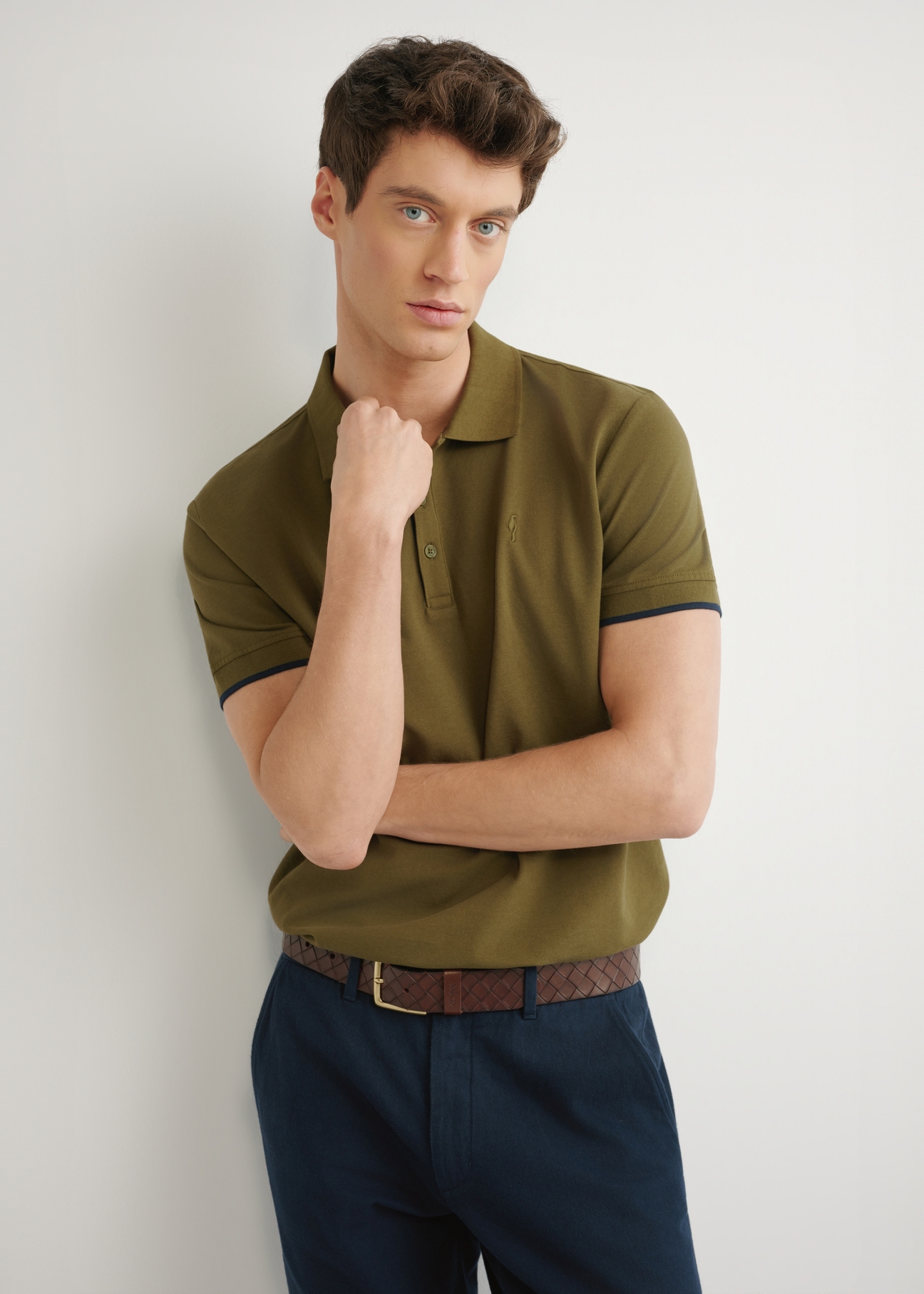 Bavlnené polo tričko khaki POLMT-0045B-8D(W26) - pohľad na produkt spredu, modelované na svetlom pozadí. Viditeľná silueta po pás.