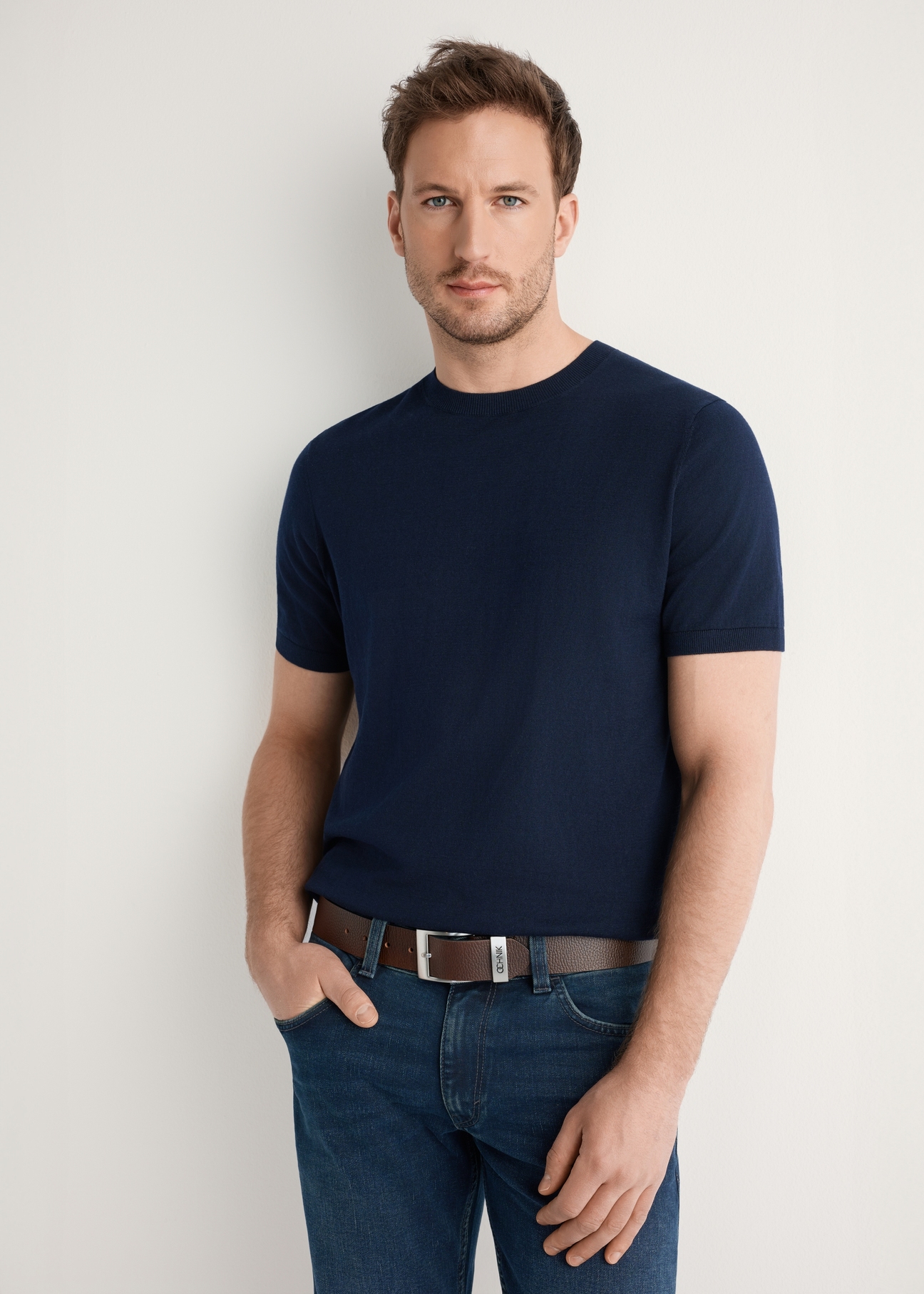 Marineblaues Herren-Seiden-T-Shirt TSHMT-0138-7E(W26), Vorderansicht des Produkts am Model, halbe Silhouette sichtbar.-02