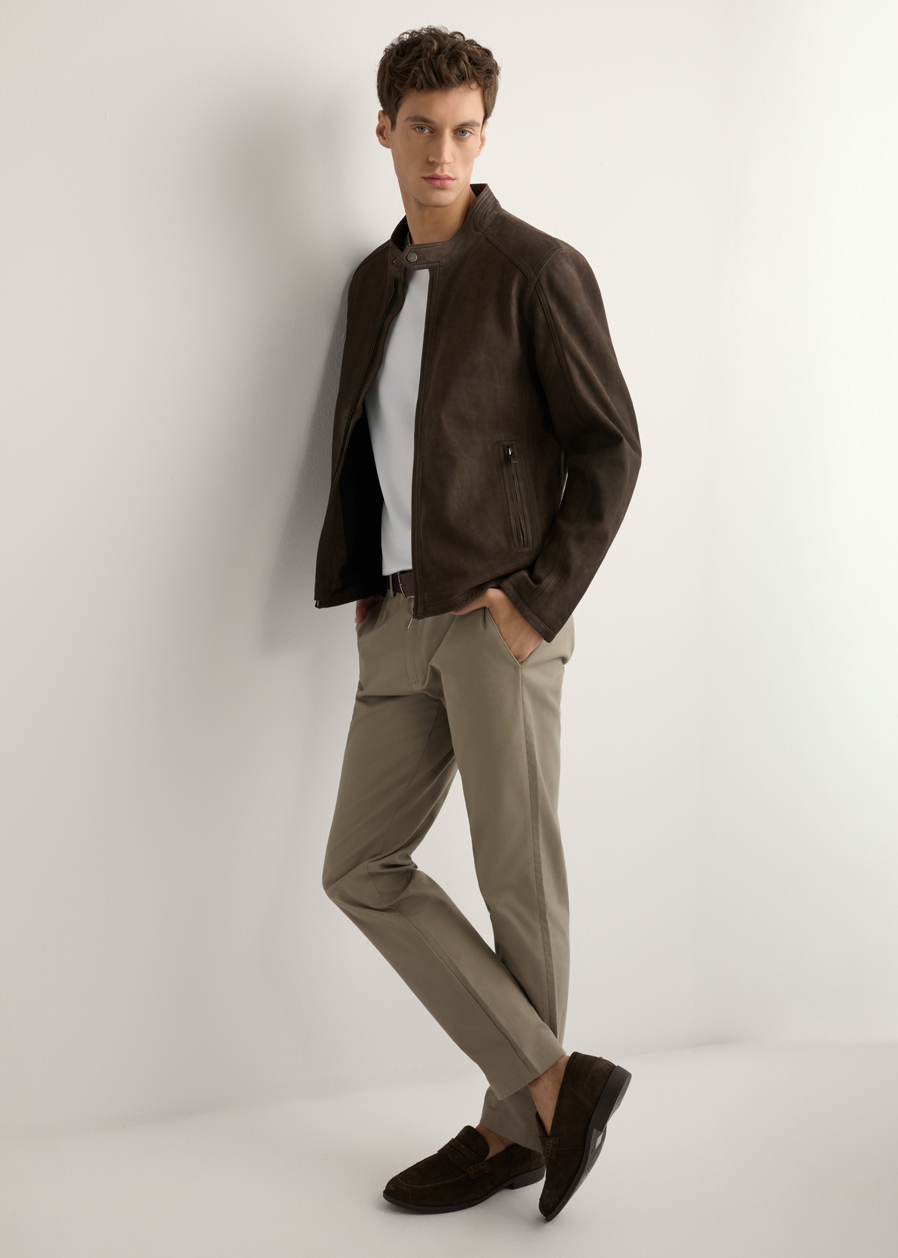 Hnedá pánska semišová bunda KURMS-0396-1I(W26) - bočný pohľad na produkt, na modelke, na svetlom pozadí. Viditeľná celá silueta.