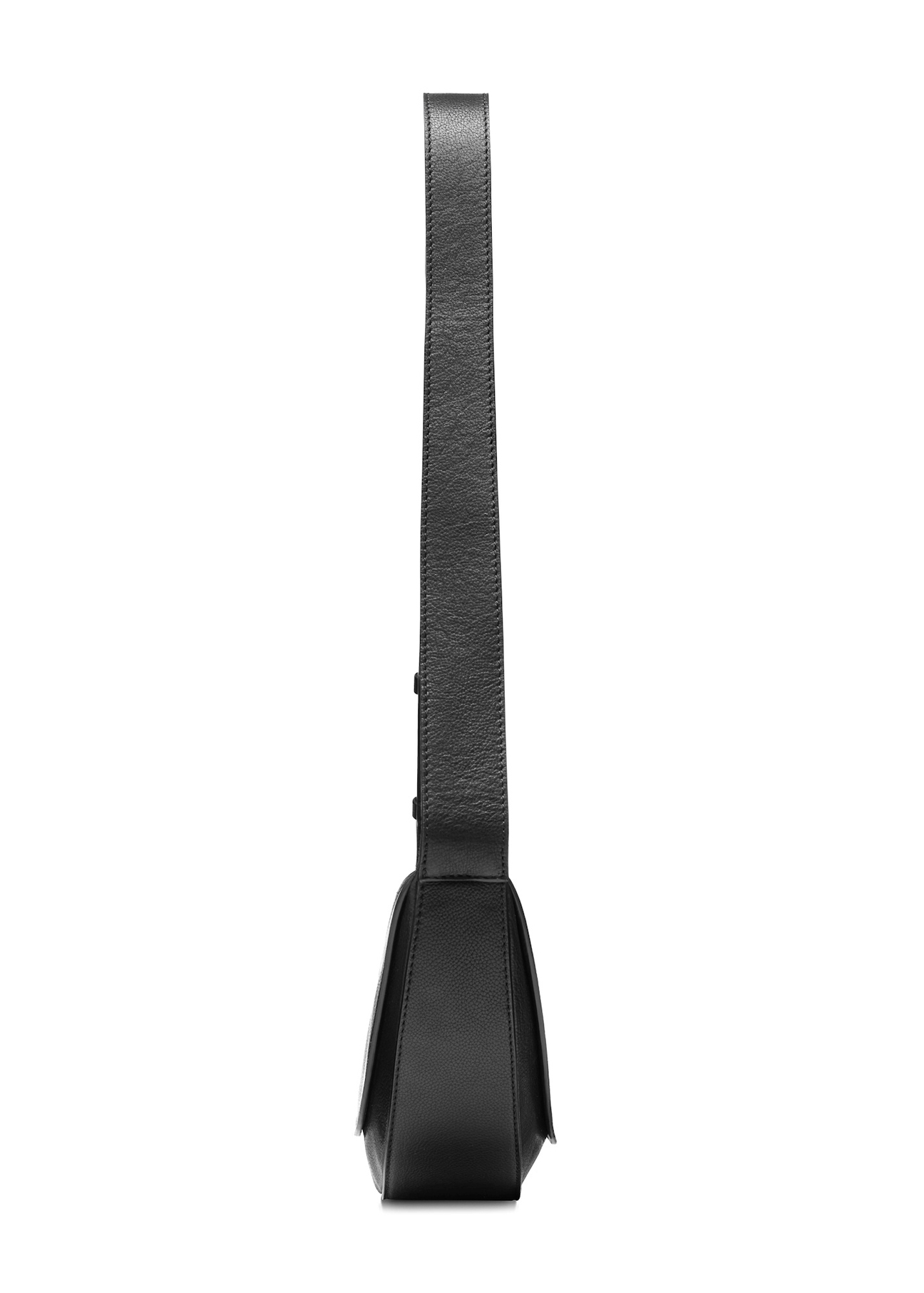 Čierna kožená polkruhová dámska kabelka TORES-1178-99(Z25), bočný pohľad na produkt na bielom pozadí.