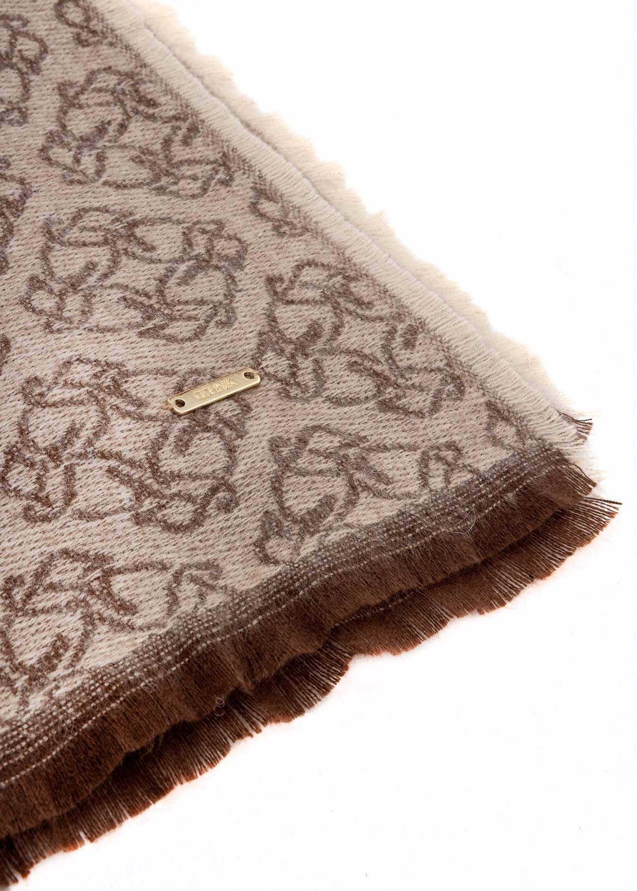 Veľká hnedá dámska šatka s monogramom SZADT-0130A-82(Z25), detail produktu, pohľad na bielom pozadí.