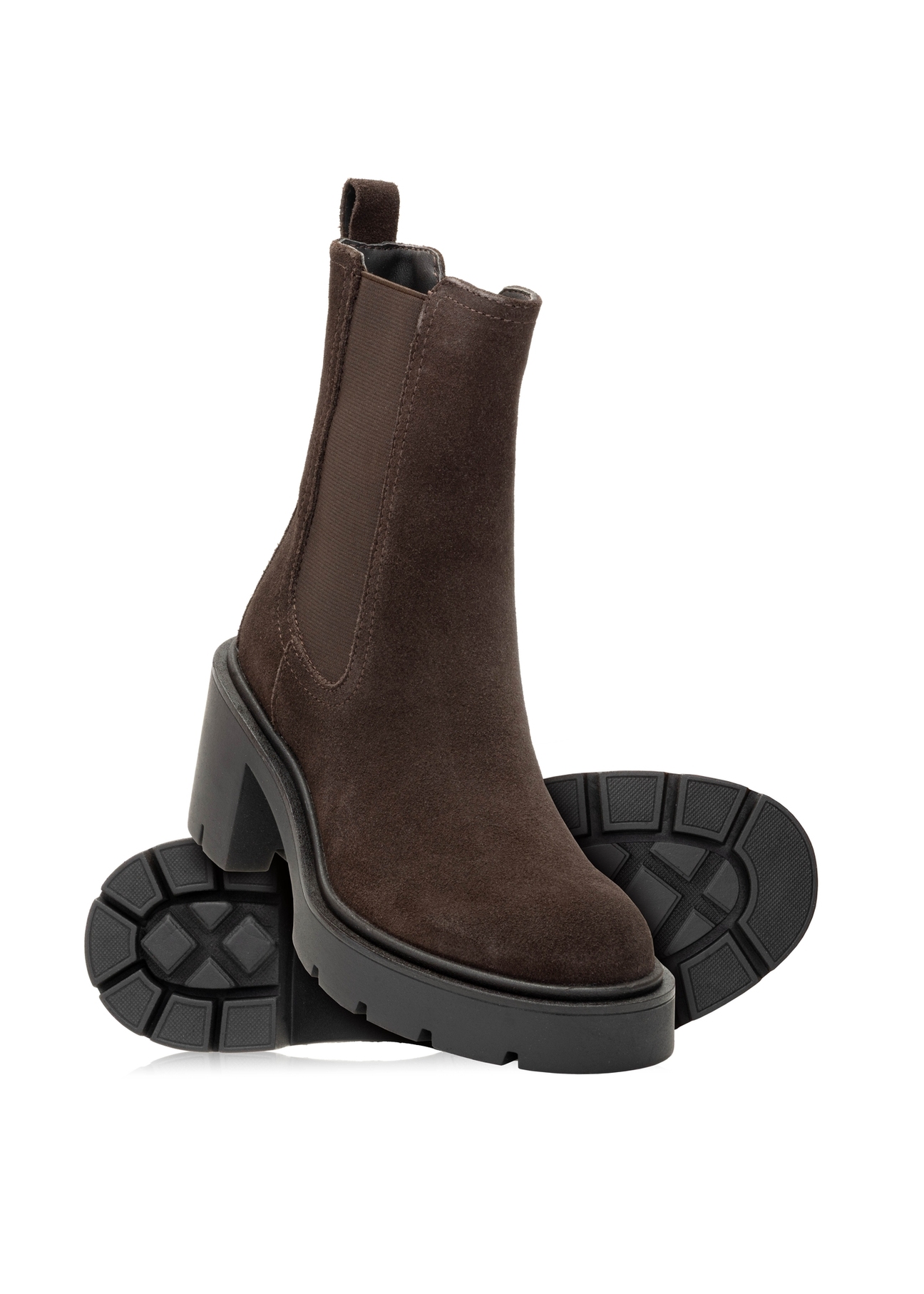 Dámske členkové čižmy na vysokom podpätku z hnedej semišovej látky BUTYD-1094-89(Z25), pohľad na produkt zhora a zdola na bielom podklade.