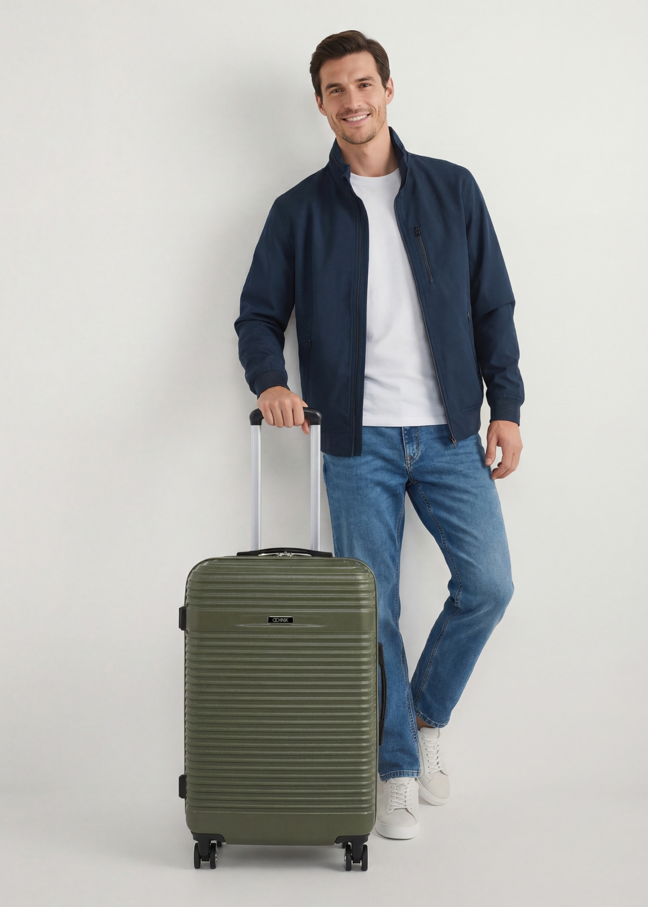 Stredný kufor na kolieskach WALAB-0040-55-24(W25), pohľad na produkt spredu vedľa modelu, viditeľný je celý model.