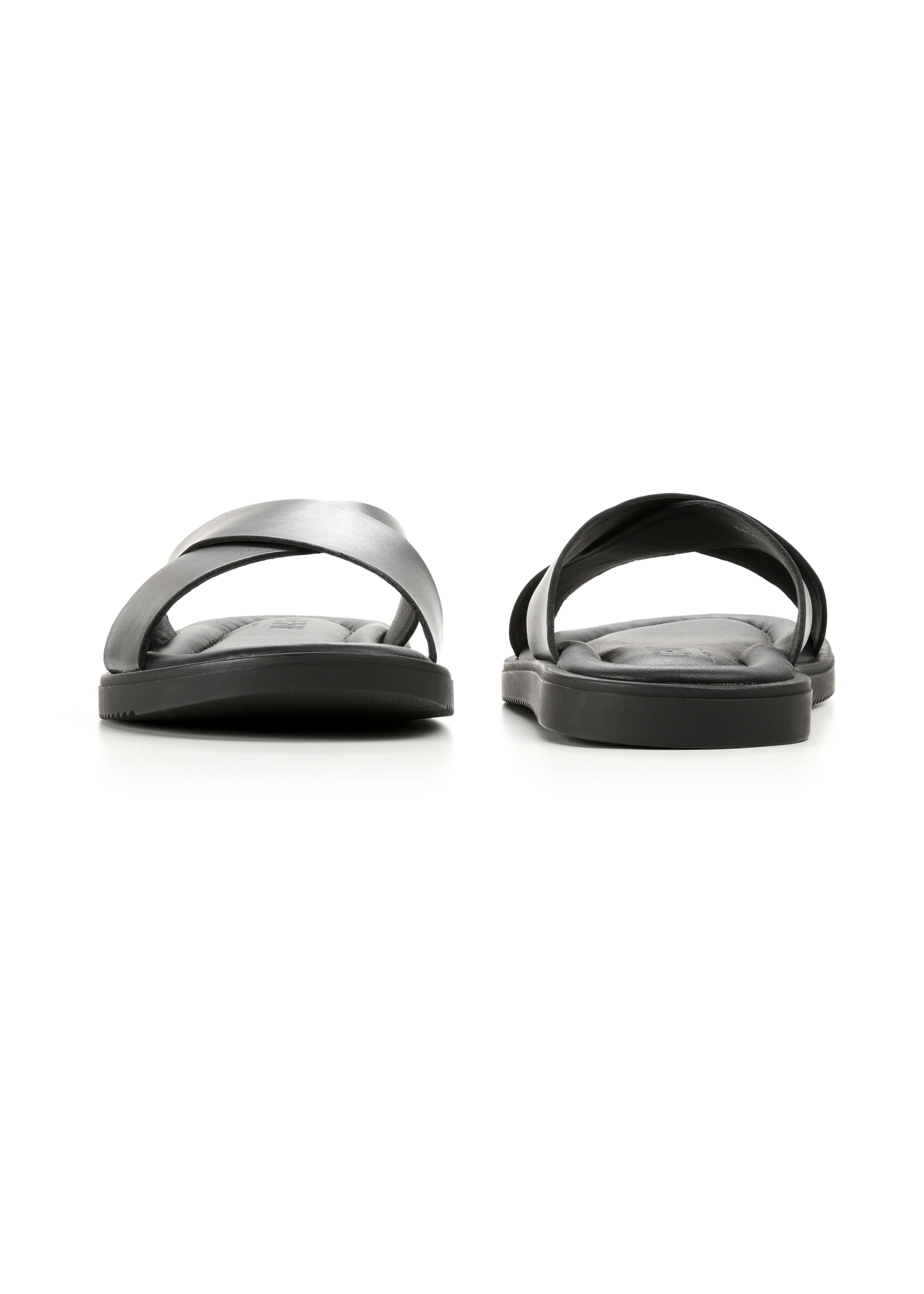 Pánske čierne kožené žabky BUTYM-0536-99(W26), pohľad na produkt spredu a zozadu na bielom pozadí.