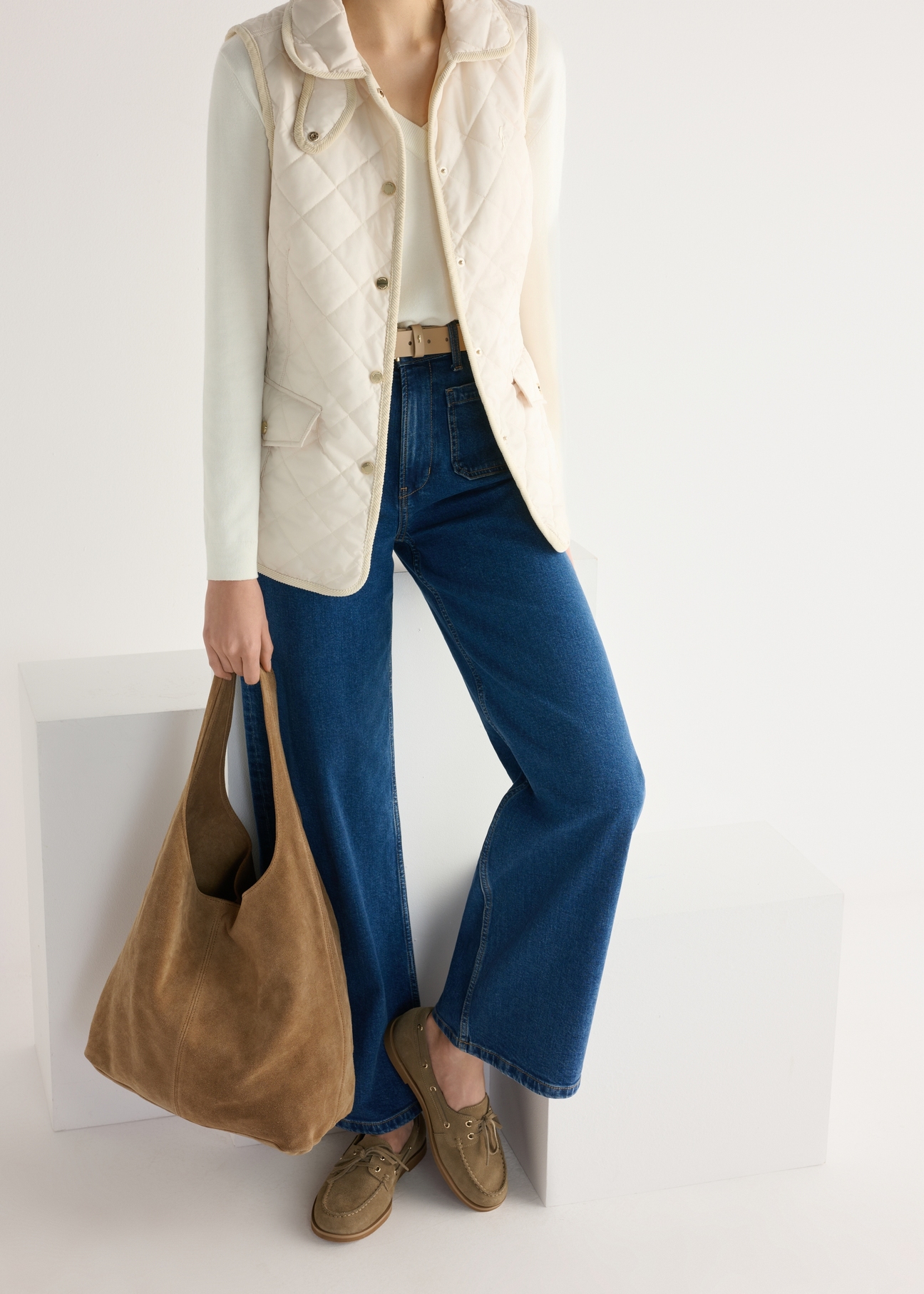 Dámske kožené mokasíny v chladnej béžovej farbe BUTYD-1240-1K(W26), pohľad na produkt spredu na modelke, viditeľná polovica siluety.