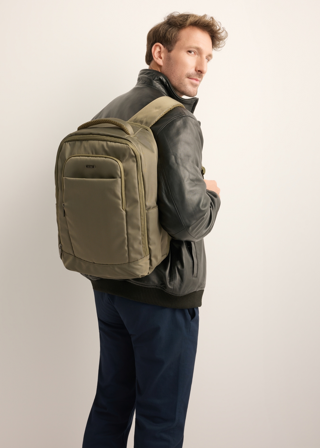 Khaki letecký batoh PLCMN-0014-8D(Z26), pohľad spredu na model, viditeľná polovica siluety.