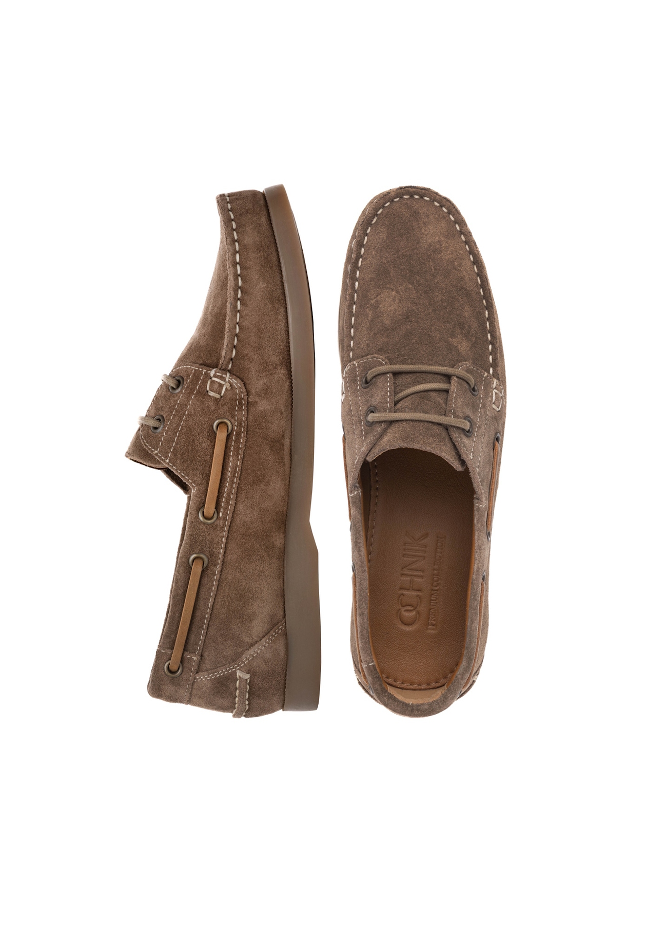 Pánske kožené topánky v chladnej béžovej farbe BUTYM-0540-1K(W26), pohľad na produkt zhora na bielom pozadí.