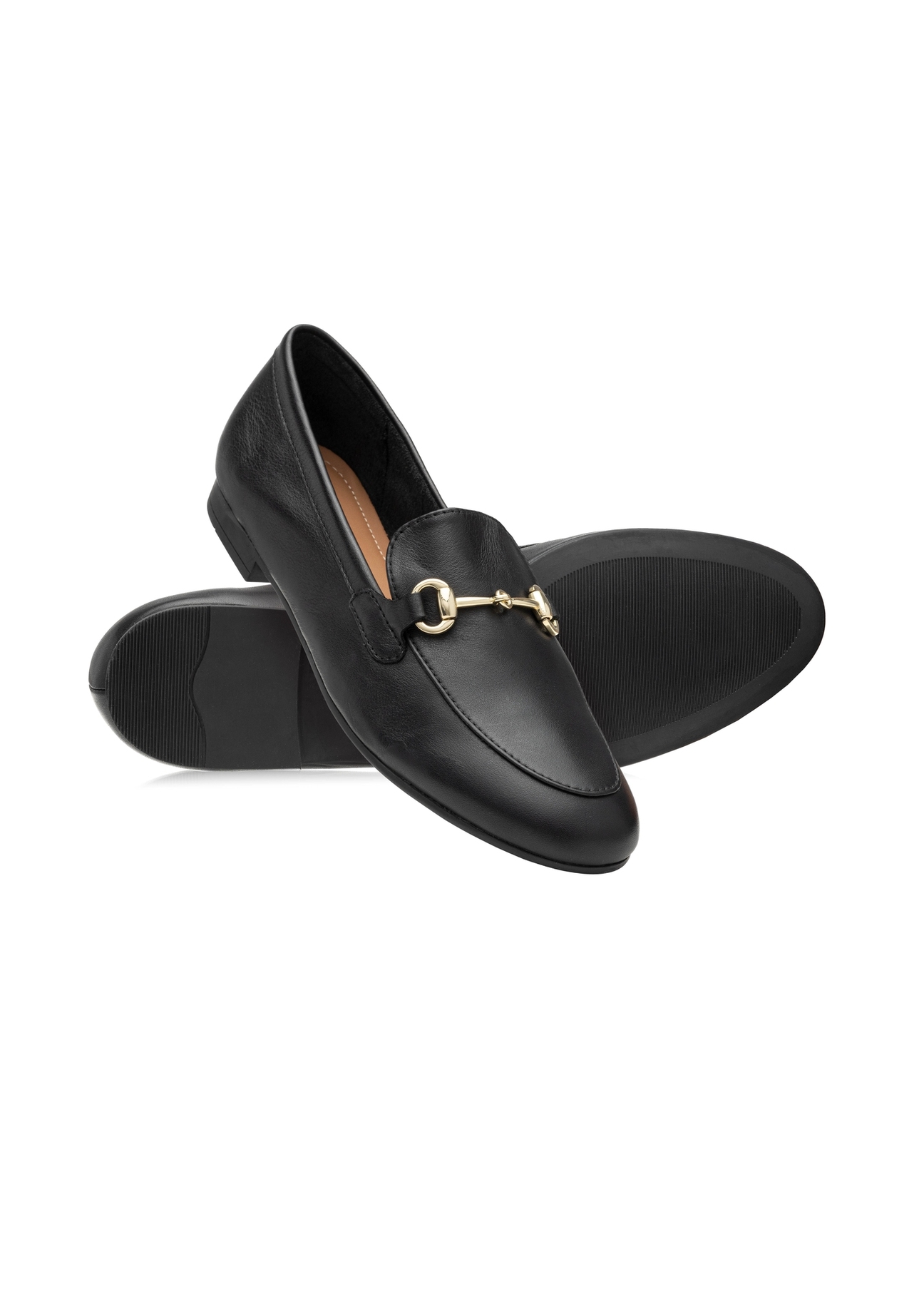 Dámske kožené čierne mokasíny BUTYD-0916A-99(W26), diagonálny pohľad na produkt na bielom pozadí.