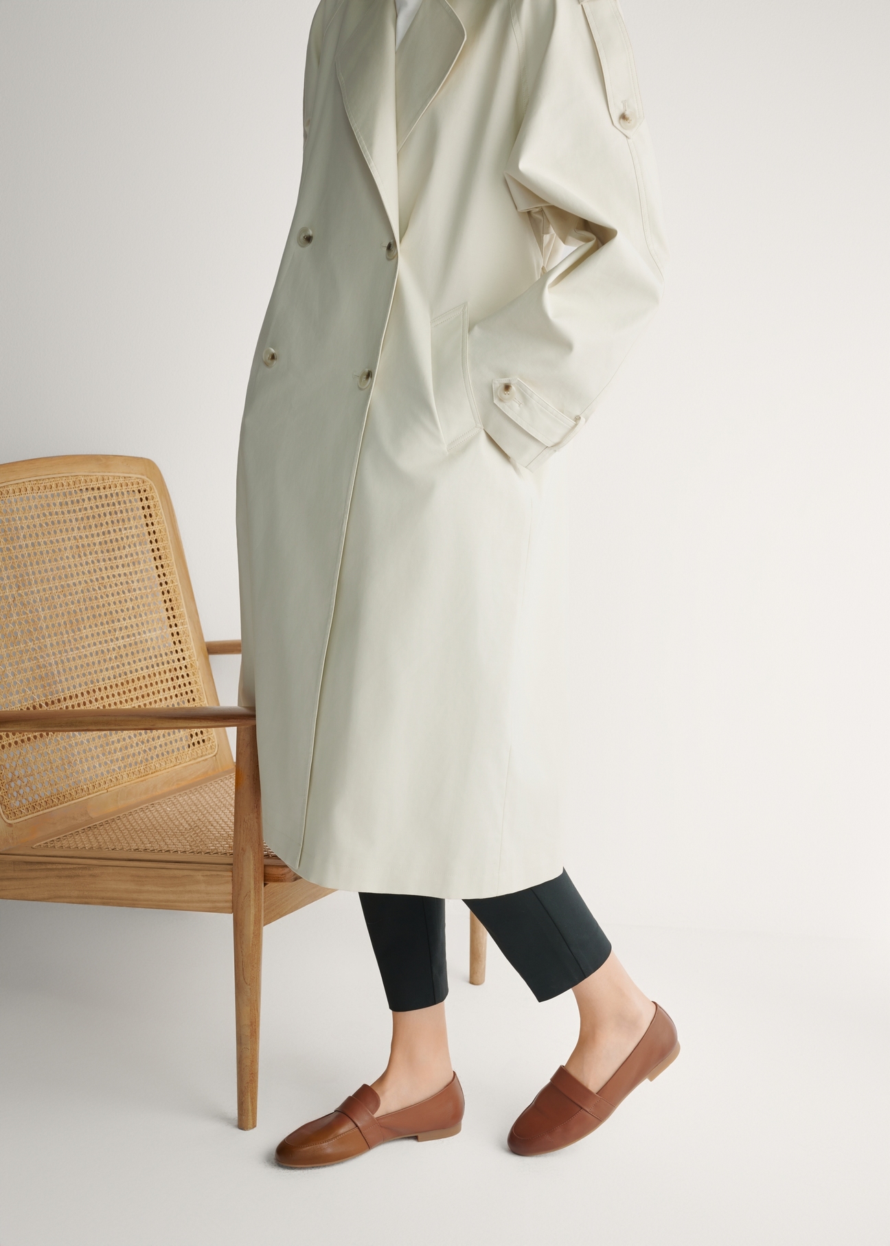 Dámske kožené mokasíny v koňakovej farbe BUTYD-1074A-1F(W26), bočný pohľad na výrobok na nohách modelky.