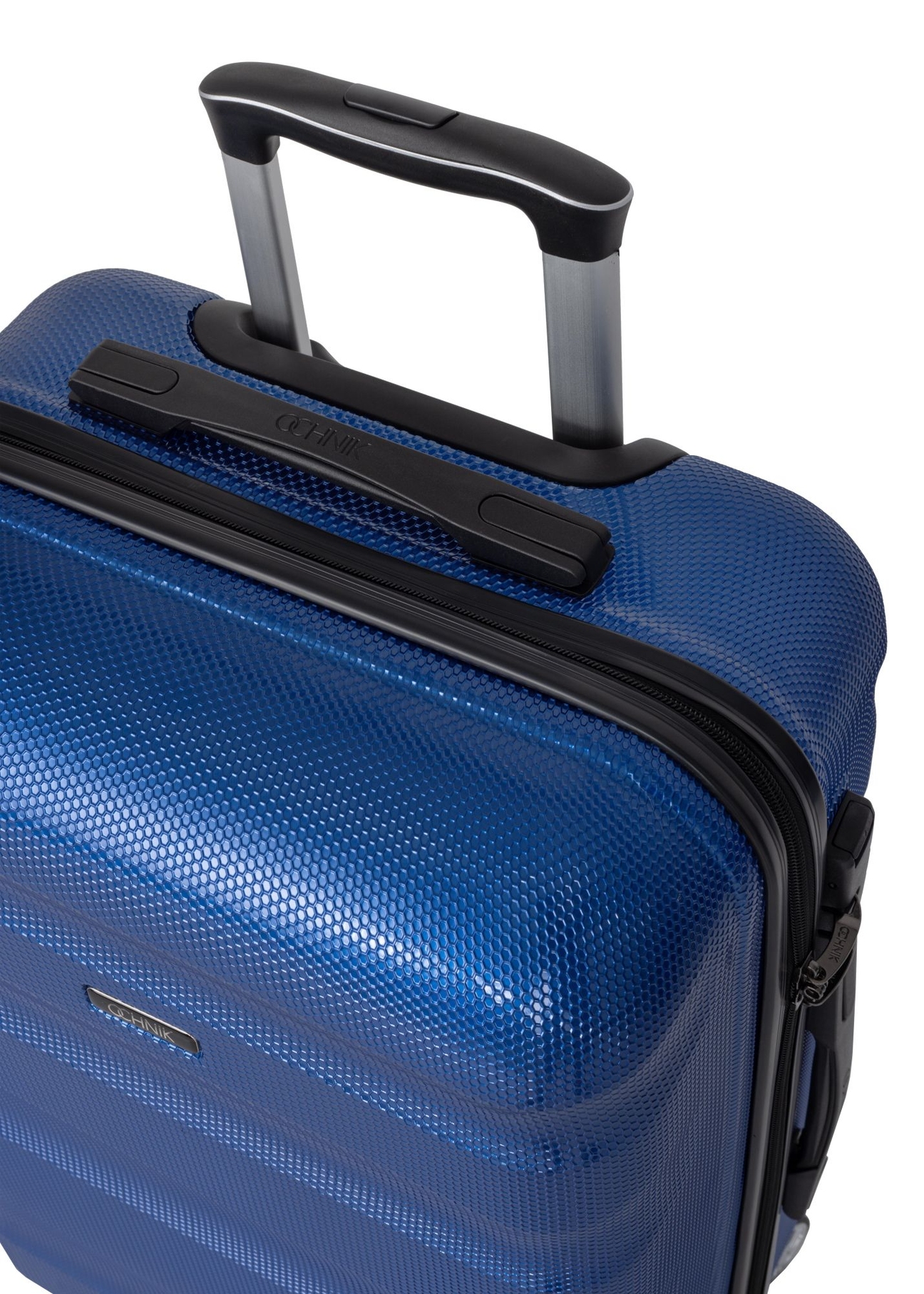 Stredne veľký kufor na kolieskach WALPC-0012-7C-24(W26), detailný záber na rukoväť produktu na bielom pozadí.