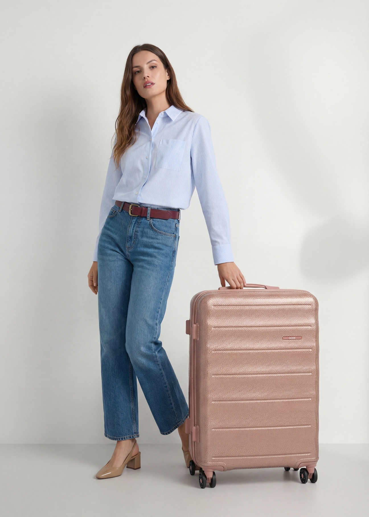 Veľký kufor na kolieskach WALPC-0015-5B-28(W26), pohľad spredu na produkt vedľa siluety modelky.