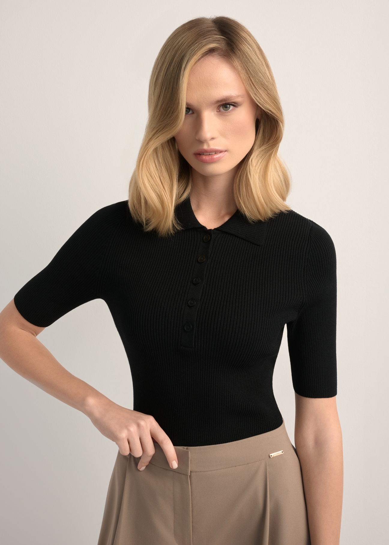 Dámska rebrovaná blúzka s krátkym rukávom BLUDT-0200-99(W26), pohľad spredu na výrobok na modelke. Viditeľná polovica siluety.