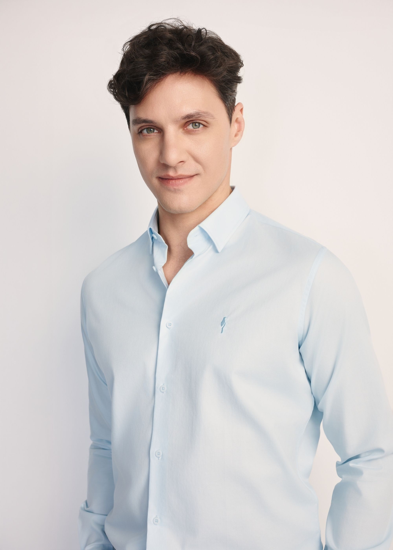 Pánska modrá košeľa KOSMT-0351-62(Z25) - pohľad spredu na produkt na modelke na bielom pozadí. Viditeľná polovica siluety.