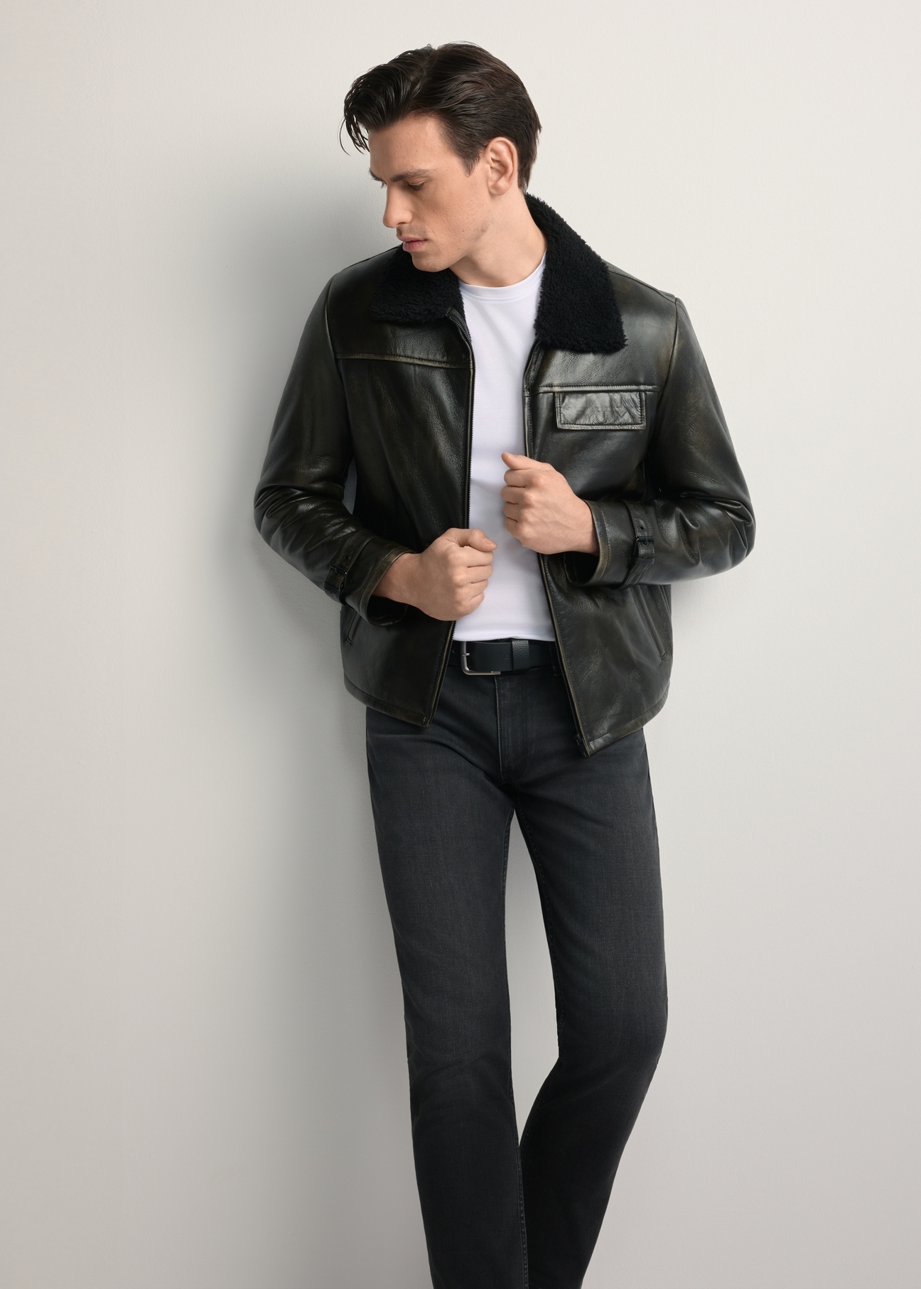 Pánsky kožený kabát z ovčej kože KOZMS-0023-3188(Z25), pohľad spredu na výrobok na modeli. Viditeľná celá silueta.