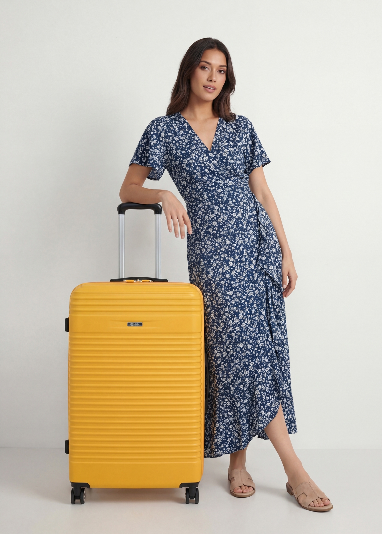 Veľký kufor na kolieskach WALAB-0040-2B-28(W26), pohľad na produkt spredu vedľa modelu, viditeľná je celá silueta.