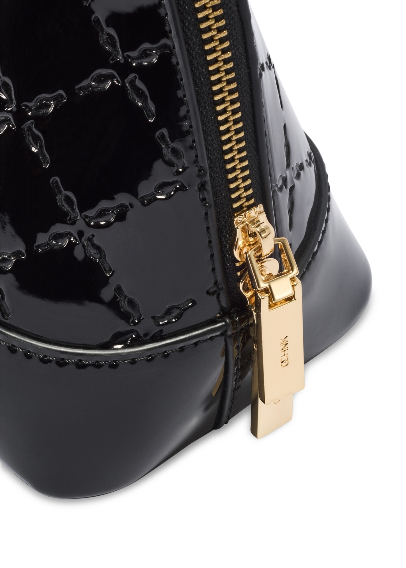 Čierna dámska kabelka s leskom TOREC-1110-99(Z25), detailný záber na zips výrobku, pohľad na bielom pozadí.