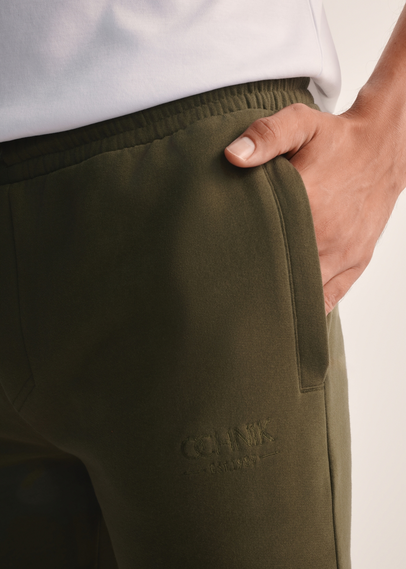 Pánske khaki tepláky SPOMT-0101-55(Z25), detail produktu na modeli.