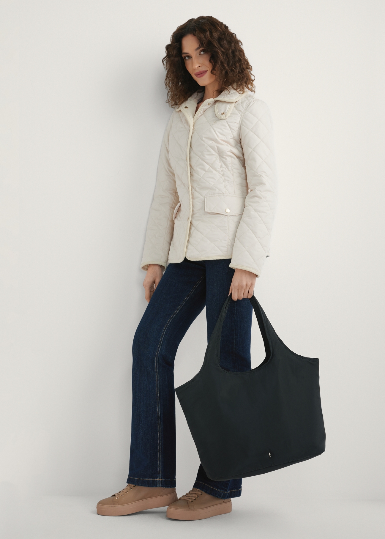 Veľká nylonová dámska kabelka TOREN-0340-99(W26), pohľad na produkt v ruke modelky. Viditeľné celé telo.