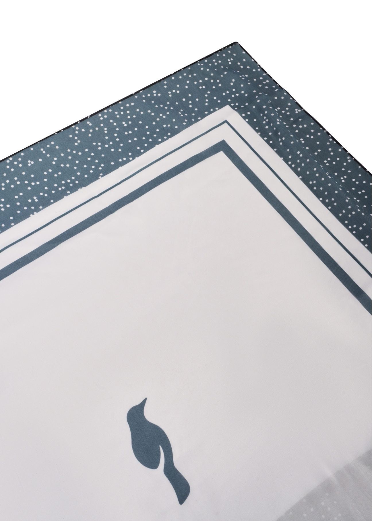 Čierna dámska šatka s logom SZADT-0192-9P(W26), detail produktu na bielom pozadí.