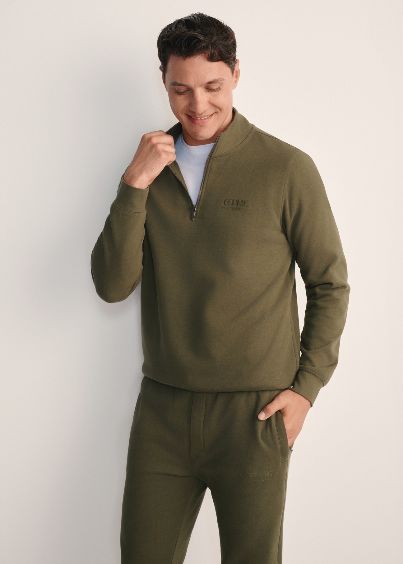 Pánska khaki mikina bez kapucne BLZMT-0067-55(Z25), pohľad spredu na produkt na modelke. Viditeľná polovica siluety.