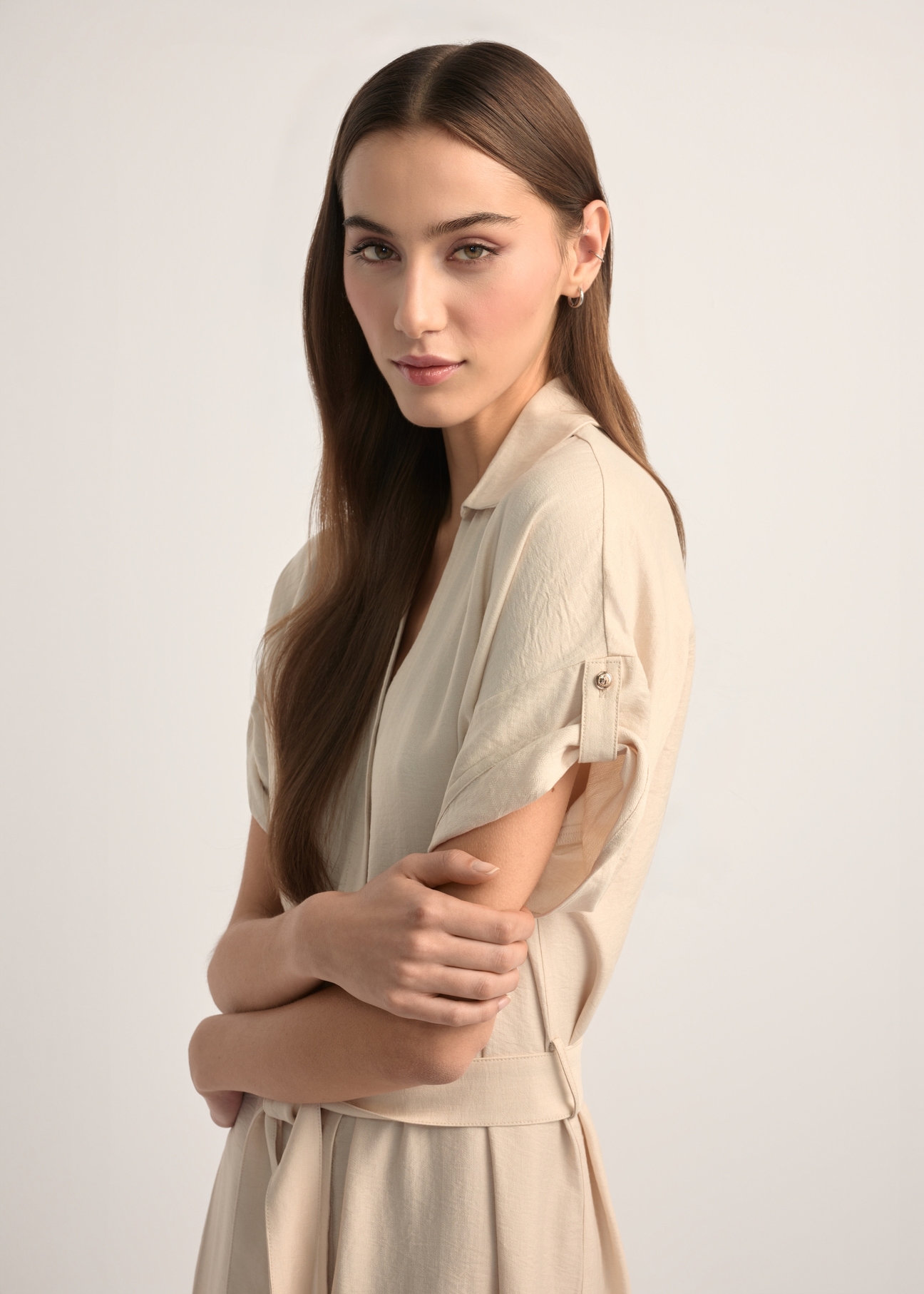 Svetlobéžové dlhé šaty s krátkymi rukávmi SUKDT-0180A-1A(W26), bočný pohľad na výrobok na modelke. Viditeľná polovica siluety.