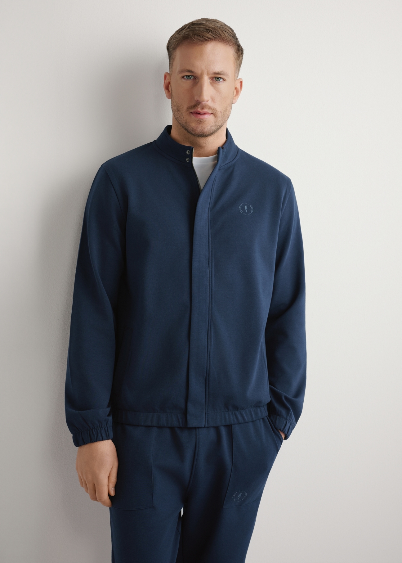 Pánska tmavomodrá mikina na zips BLZMT-0072-7E(W26), pohľad spredu na produkt na modelke. Viditeľná polovica siluety.