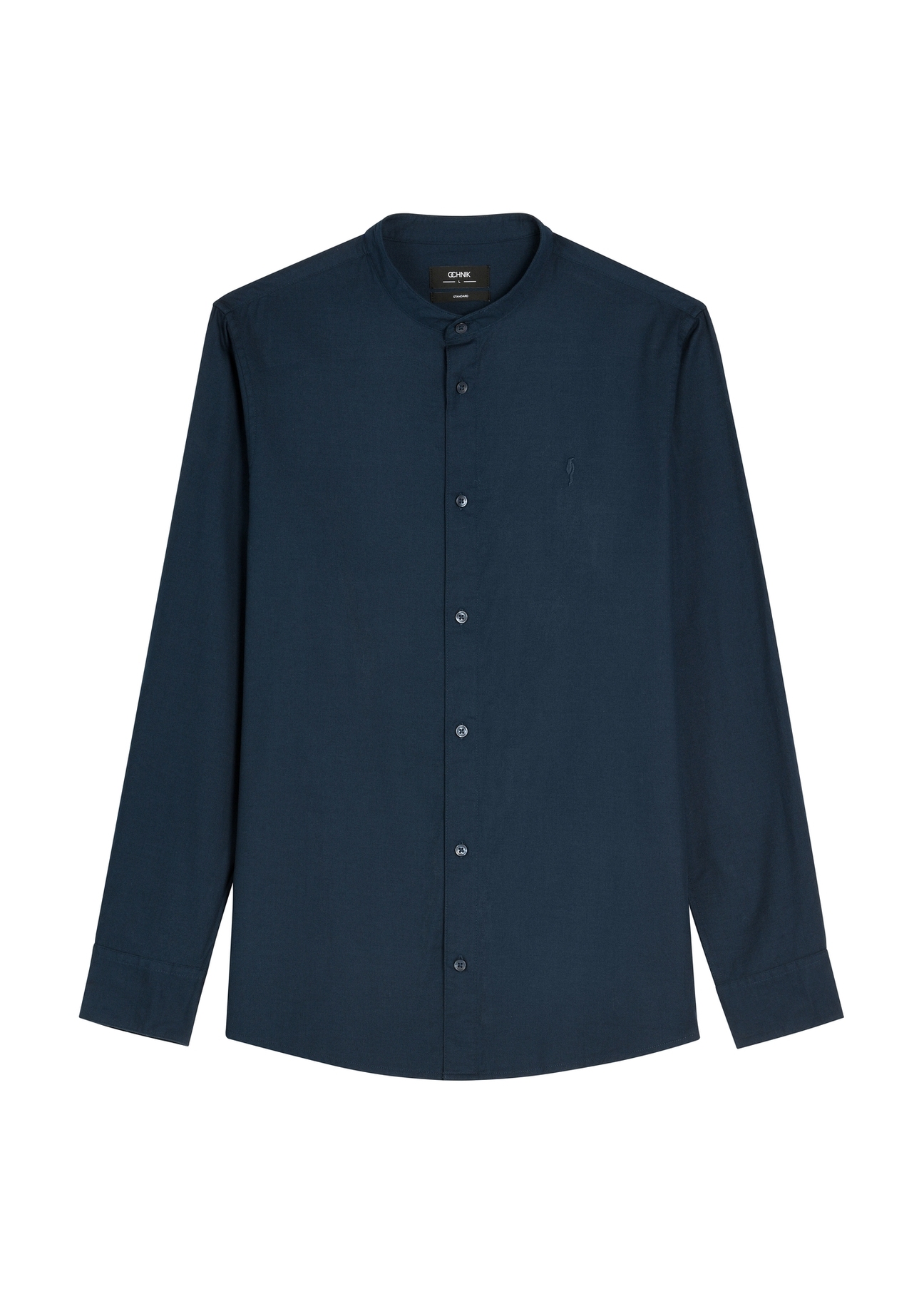 Pánska bavlnená košeľa v námorníckej modrej farbe KOSMT-0326-7E(W26), pohľad spredu na bielom pozadí.