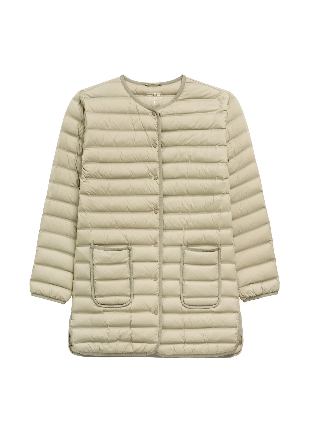 Dámska olivová bunda s prírodnou izoláciou KURDT-0636-8E(W26) - pohľad na produkt spredu, na bielom pozadí.