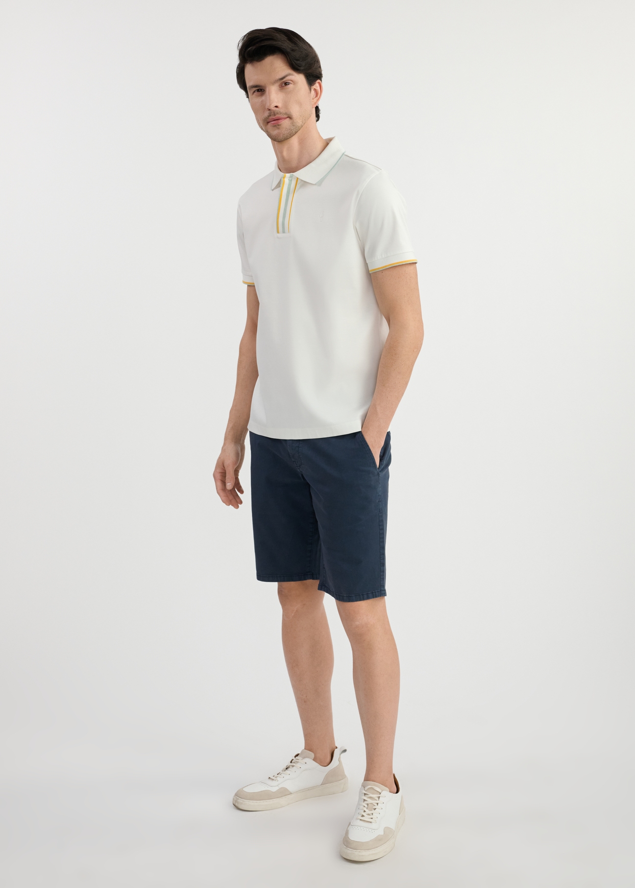 Pánske krémové polo tričko POLMT-0073-12(W25) - pohľad spredu na modelku na bielom pozadí. Celá silueta je viditeľná.