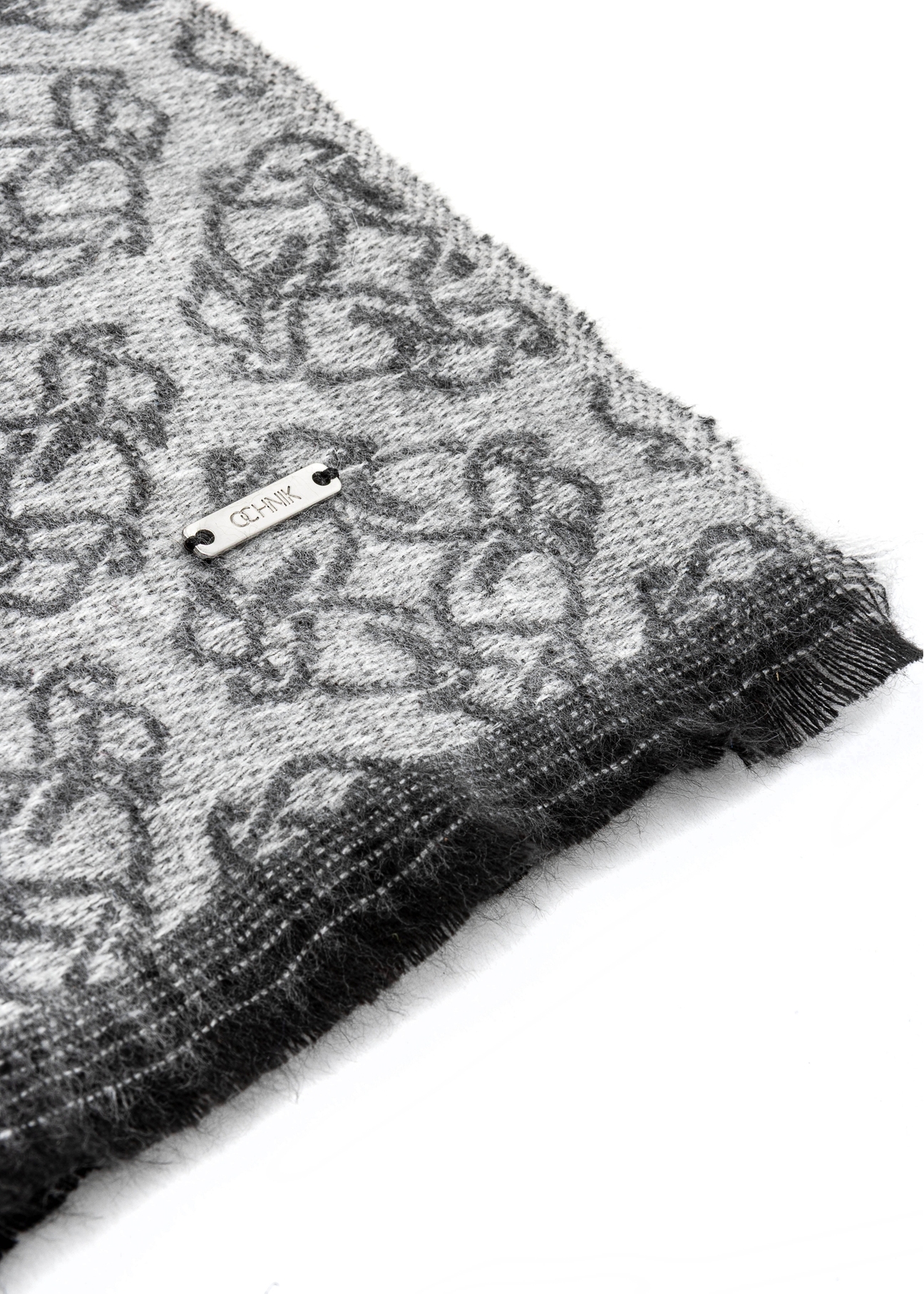 Veľká sivá dámska šatka s monogramom SZADT-0130A-91(Z25), detailný záber na produkt, pohľad na bielom pozadí.