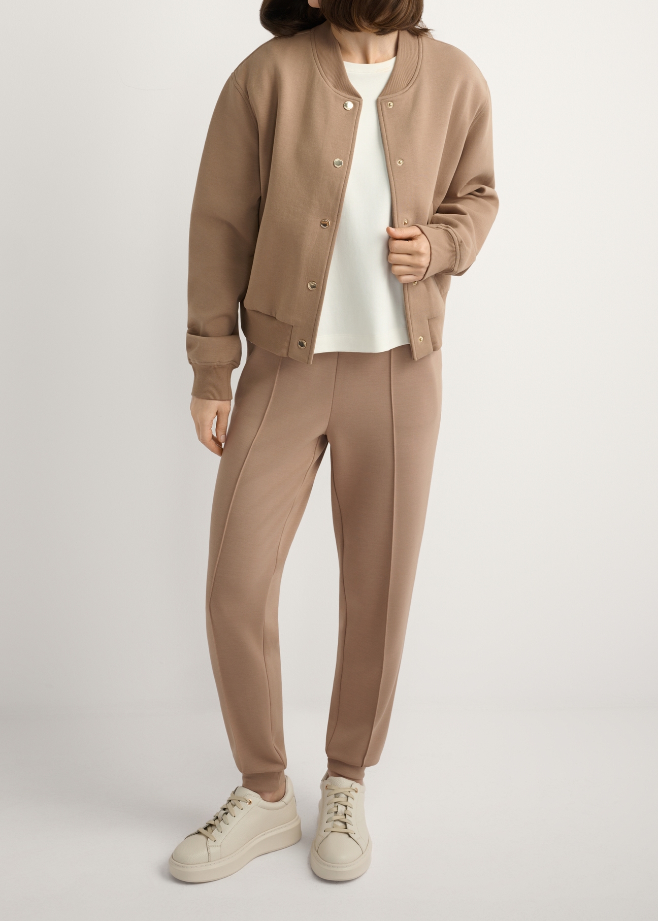 Dámske kožené topánky na platforme BUTYD-1258-0B(W26), pohľad spredu na produkt na nohách modelky.