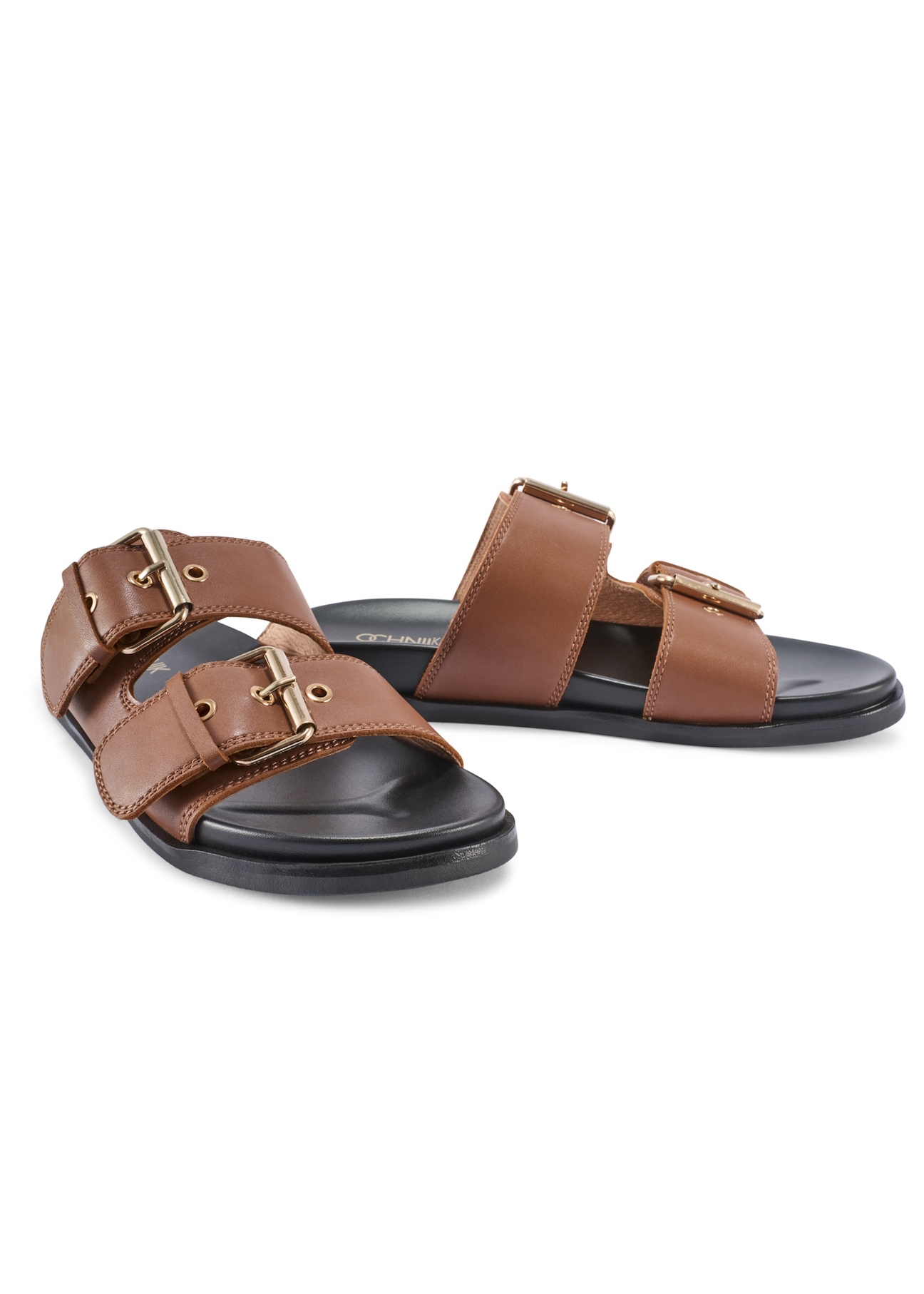 Dámske žabky z ťavej kože BUTYD-1161-1D(W26), diagonálny pohľad na produkt na bielom pozadí.